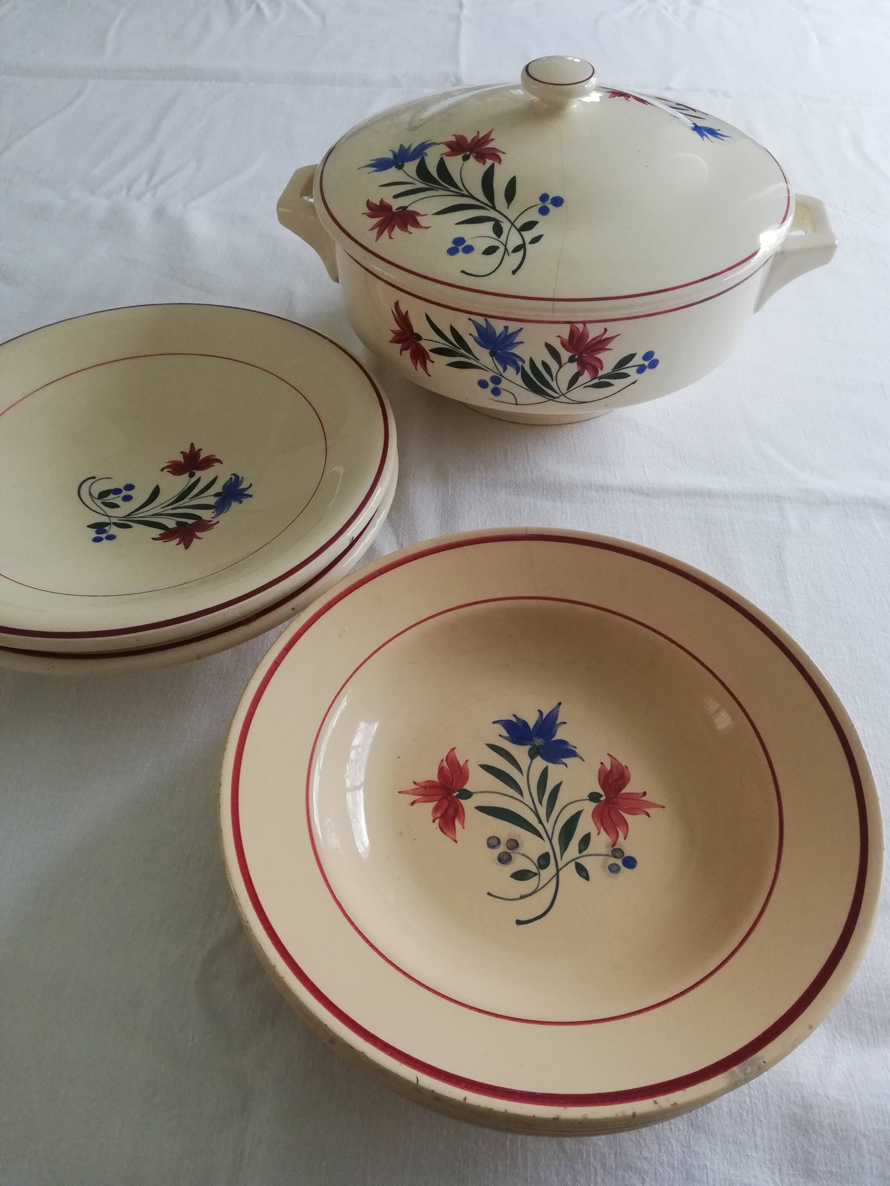 Lot de 12 tasses et sous-tasses en porcelaine de Lunéville - K et G