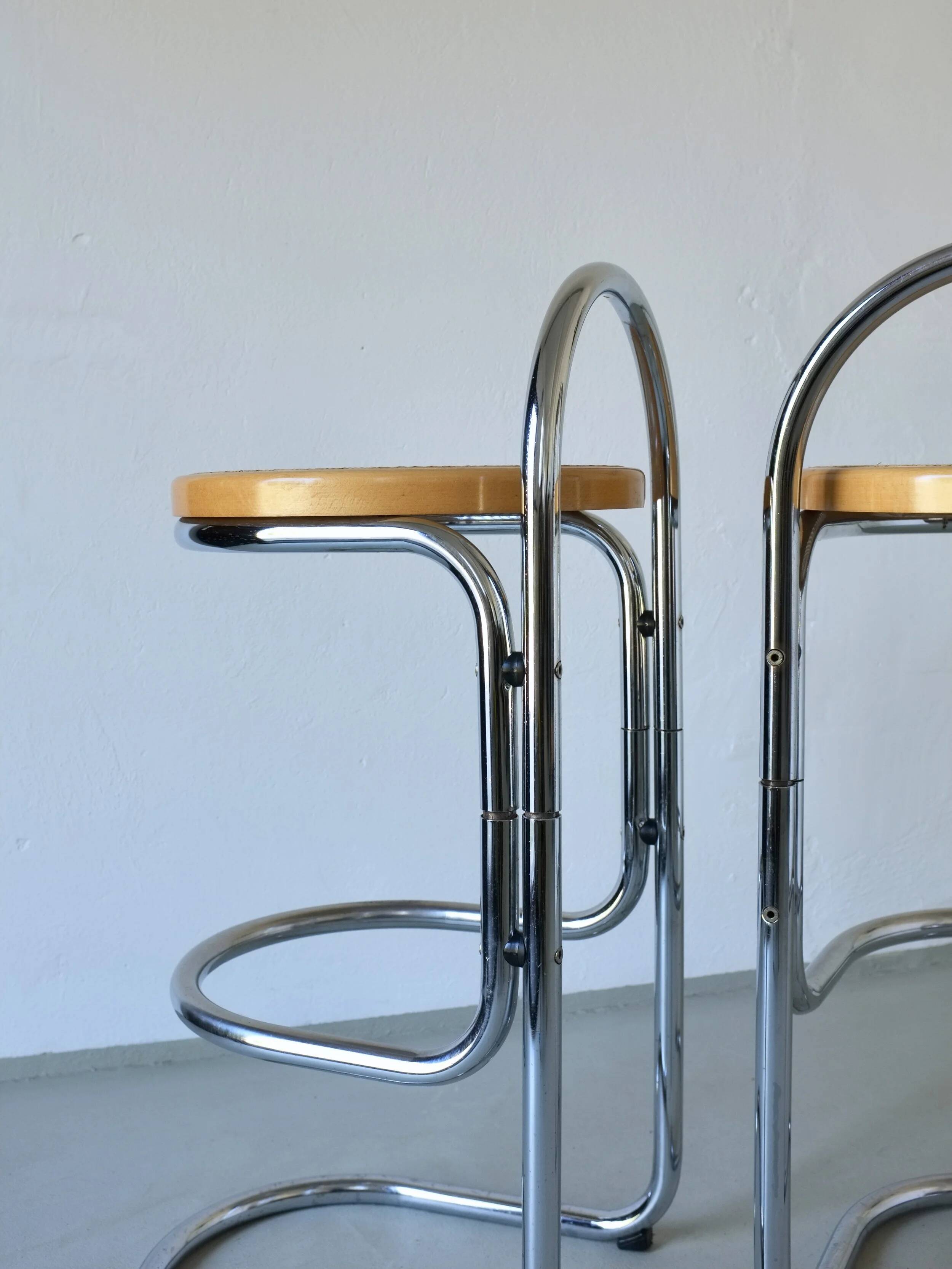 2 tabourets de bar tubulaires chromés et en rotin | Années 1970