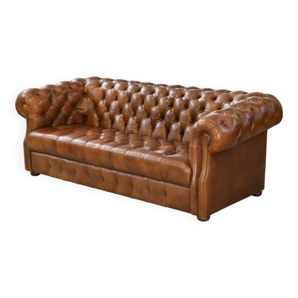 Canapé Chesterfield en cuir fauve capitonné