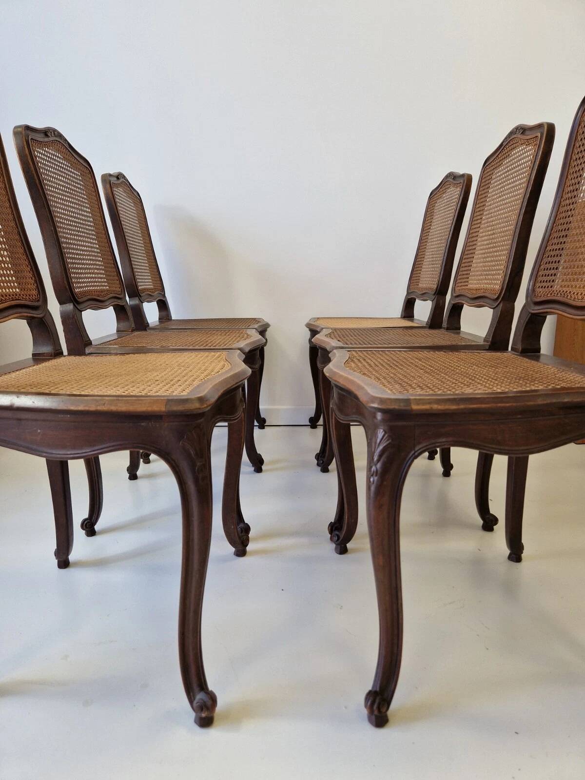 Ensemble de 6 chaises de salle à manger antiques en style Louis XV avec dossier en osier provençal.
