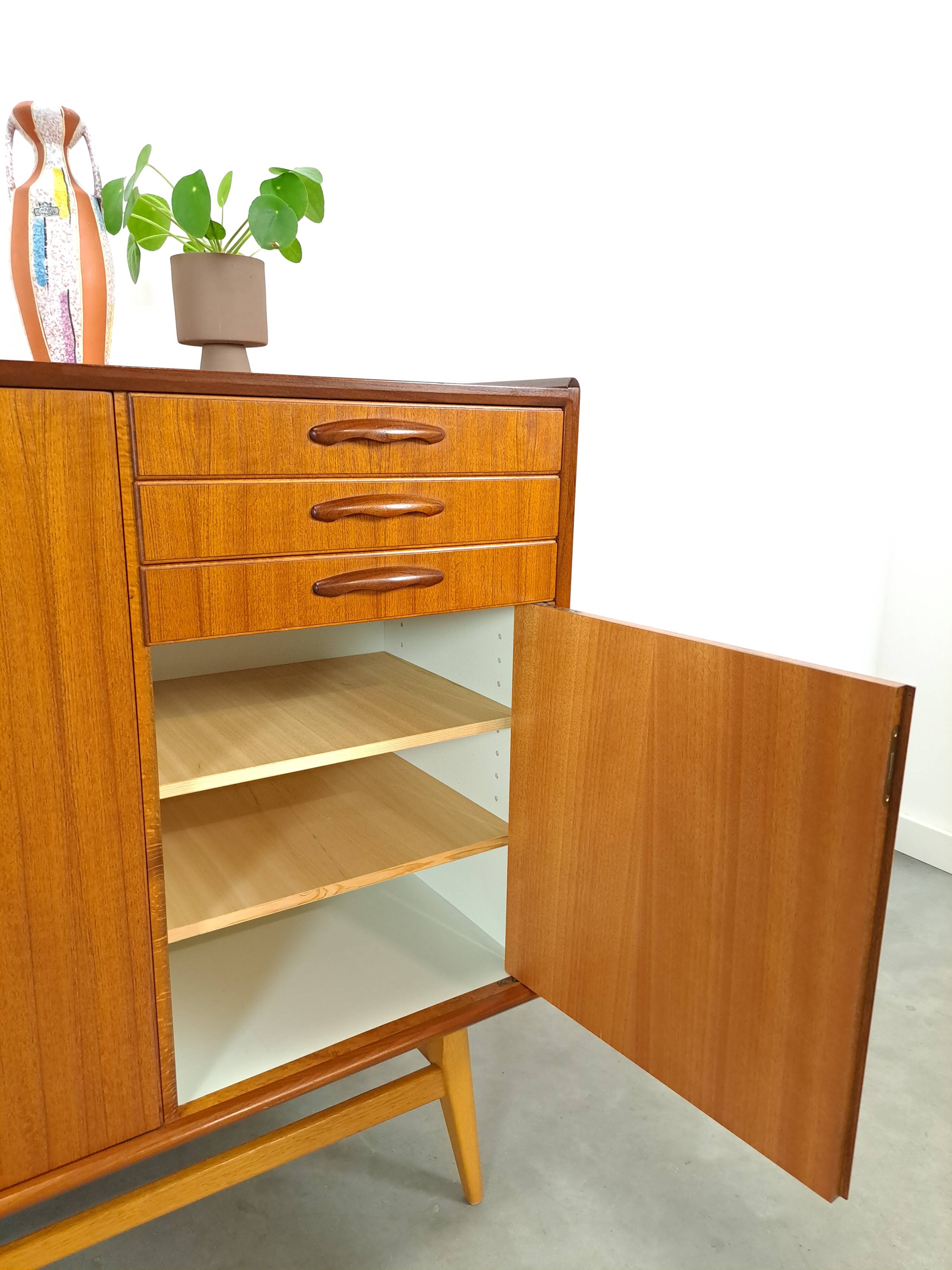 Teak kast met schuine poten en lades uit Zweden