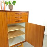 Teak kast met schuine poten en lades uit Zweden