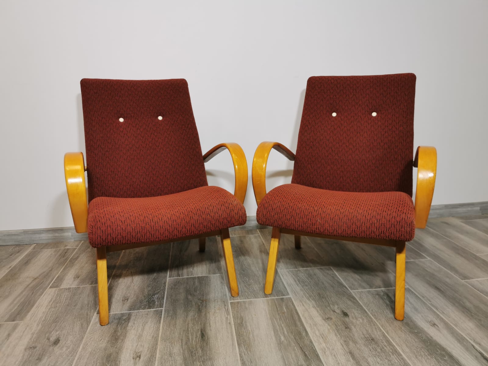 Paire de fauteuils by Jaroslav Smidek