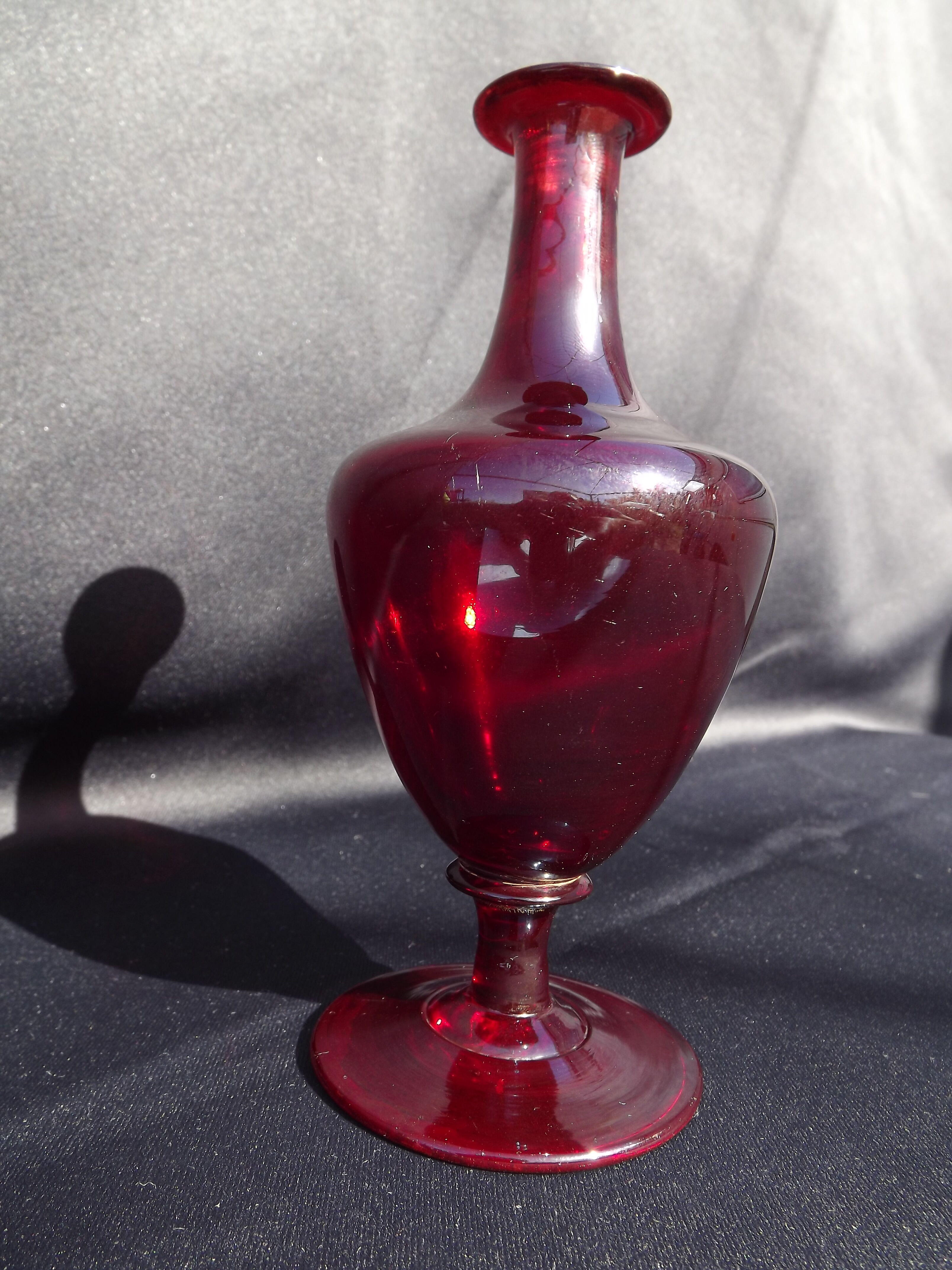 Blood-red soliflore vase