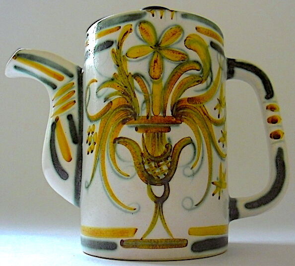 Quimper's "vintage" earthenware teapot, Keraluc workshop