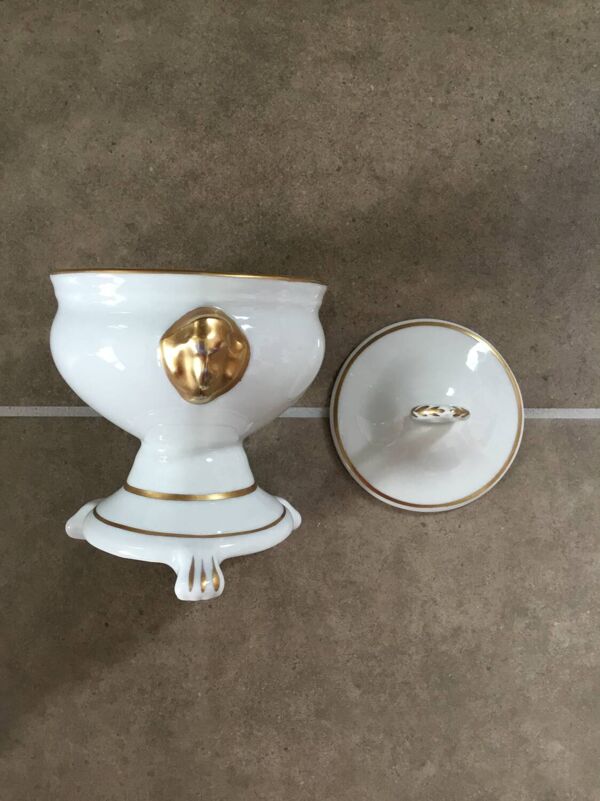 Pot couvert en porcelaine blanche