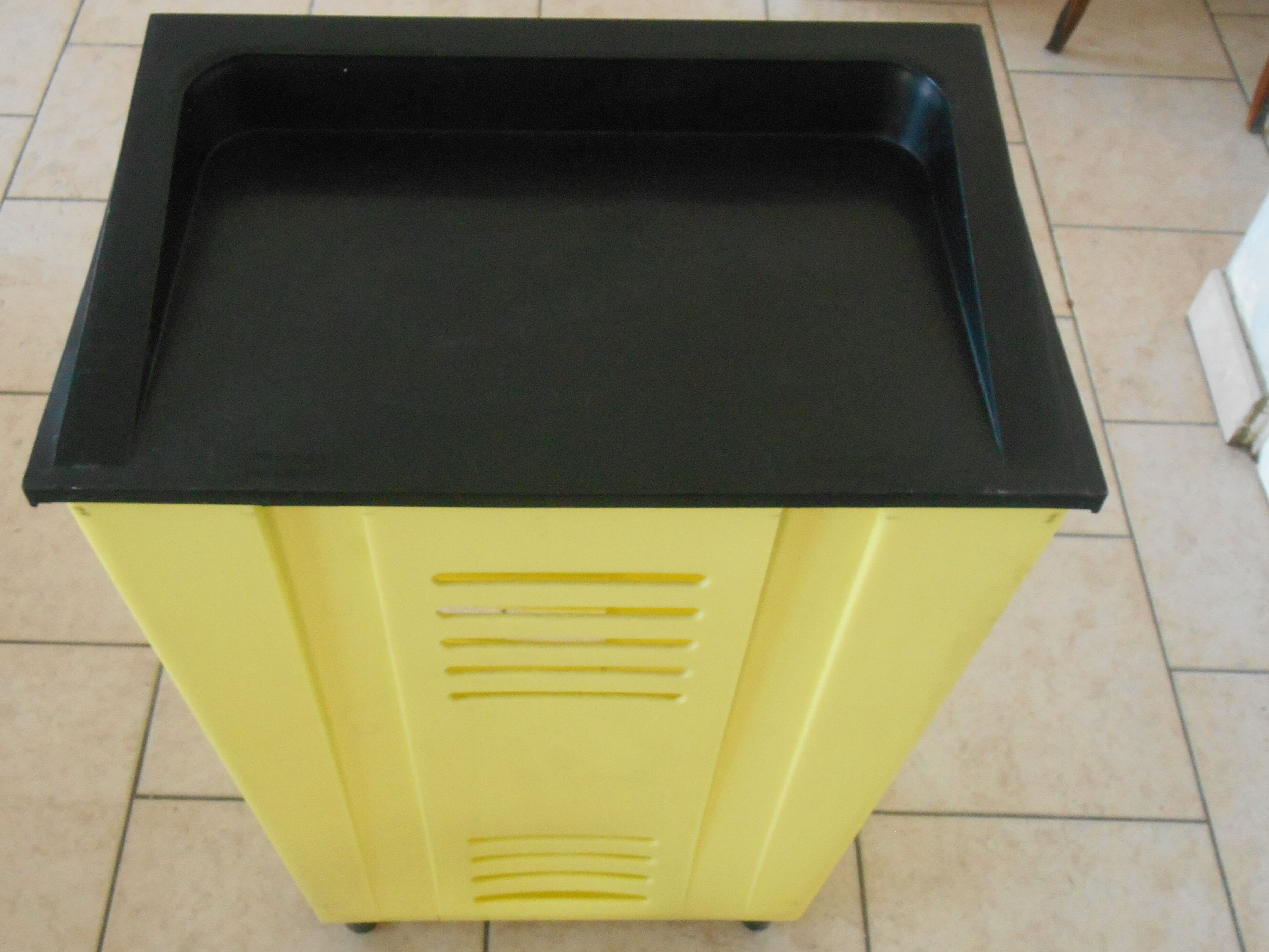 Vintage laundry basket in yellow and black plastic