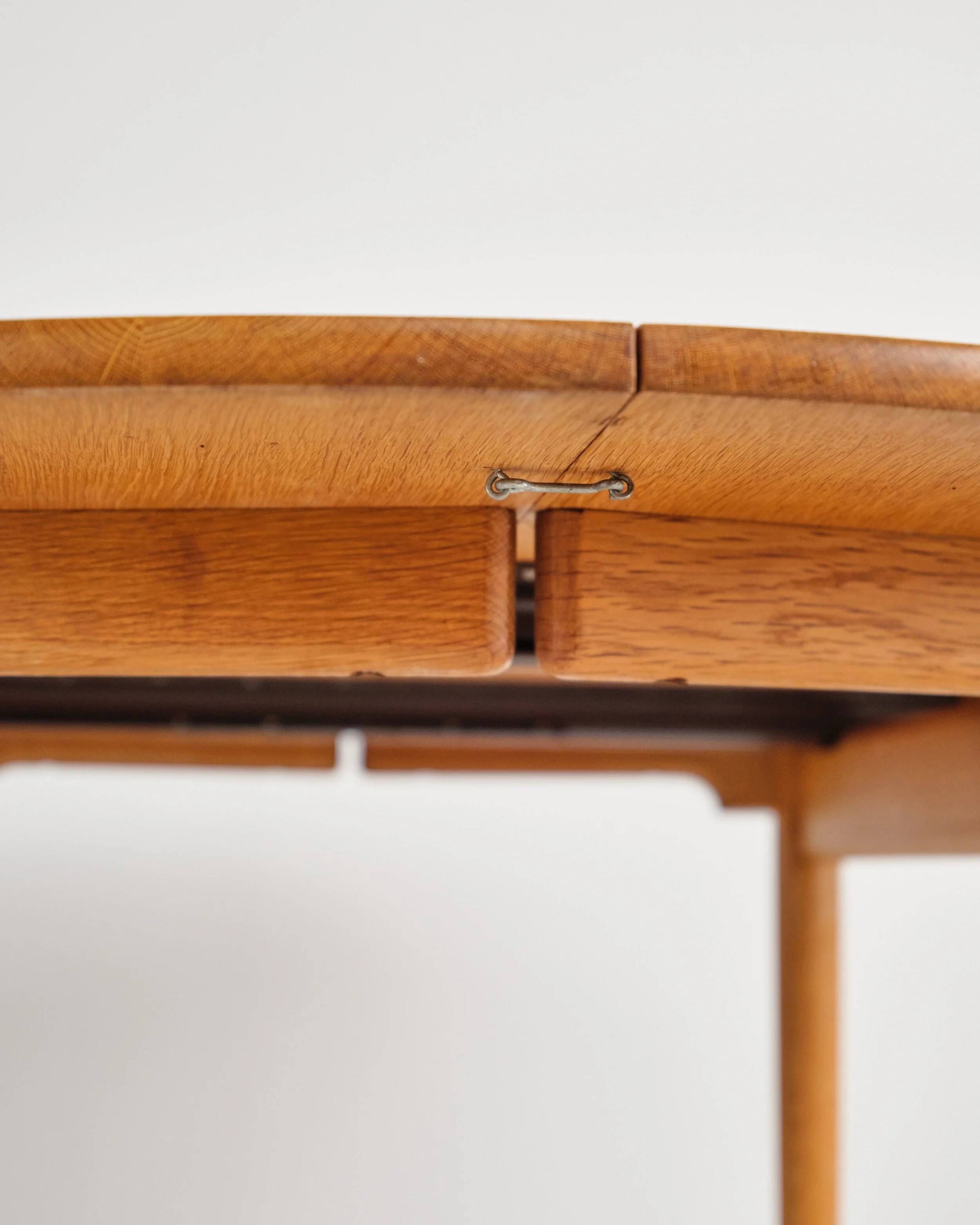 Table ronde extensible en chêne par Hans J. Wegner, Danemark, années 70