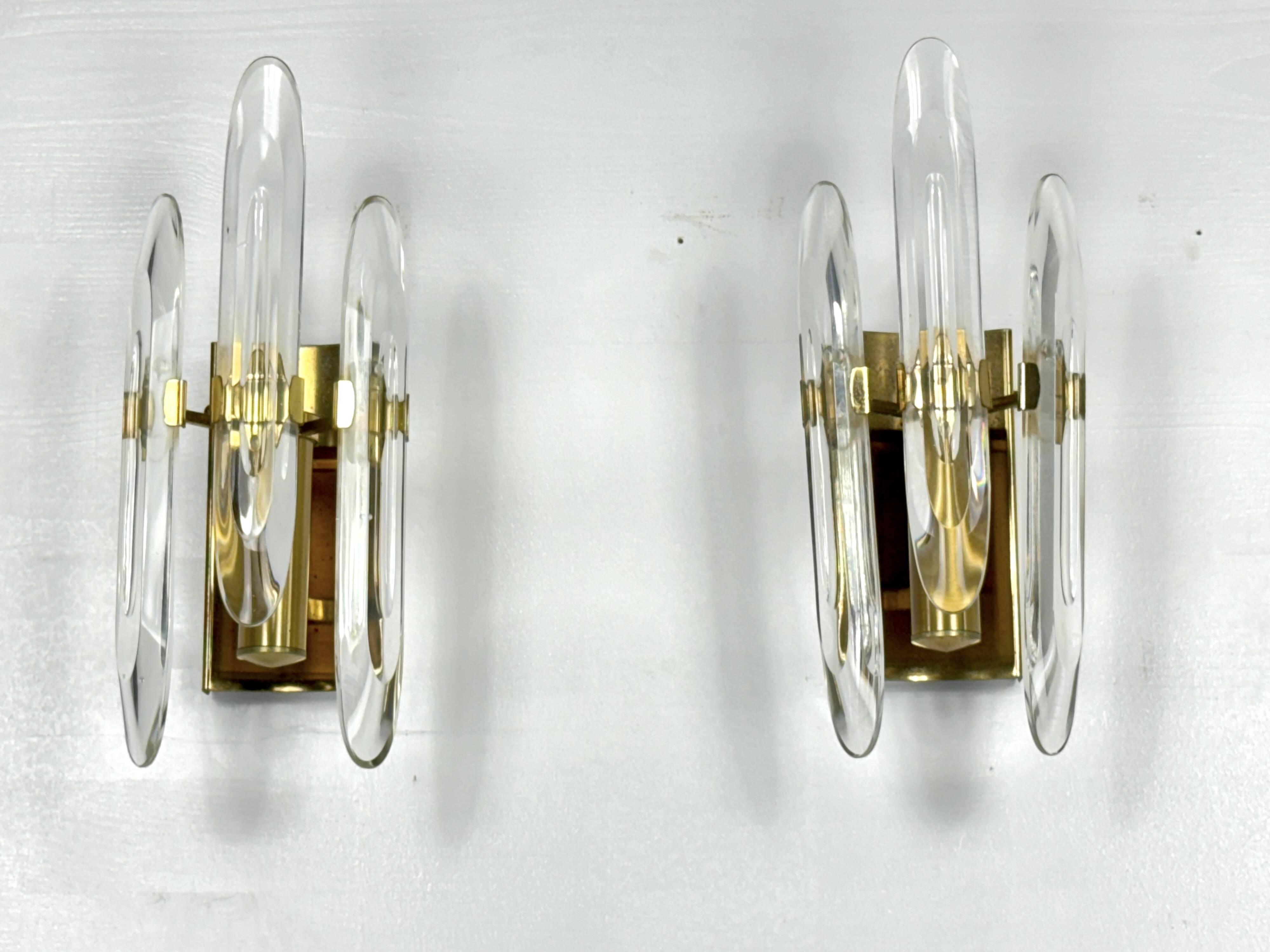 Pair of Sciolari sconces in glass and gilded brass. Italy 1970s