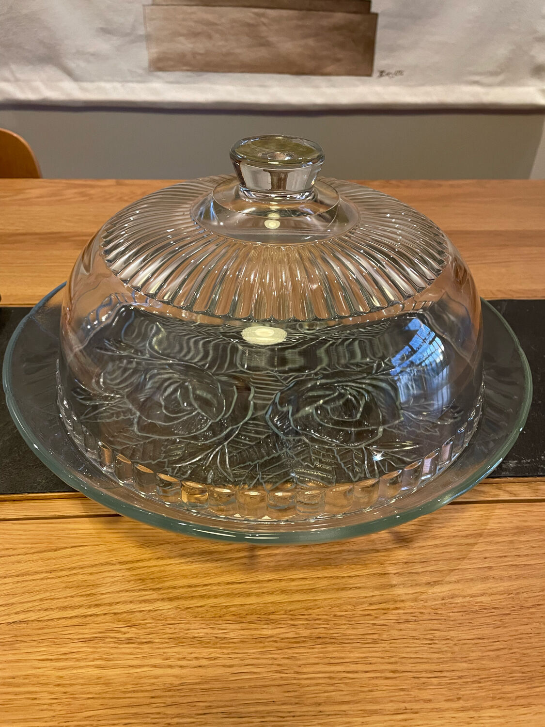 Glass cake or cheese display