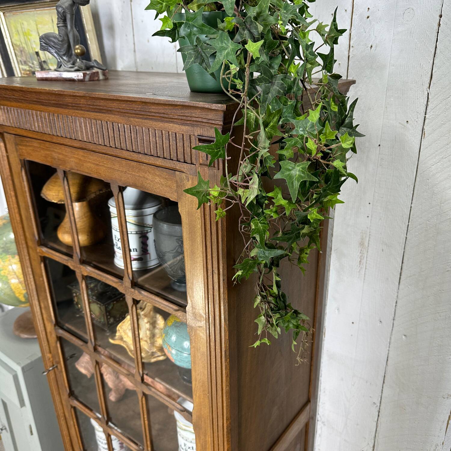 Vitrine parisienne en bois