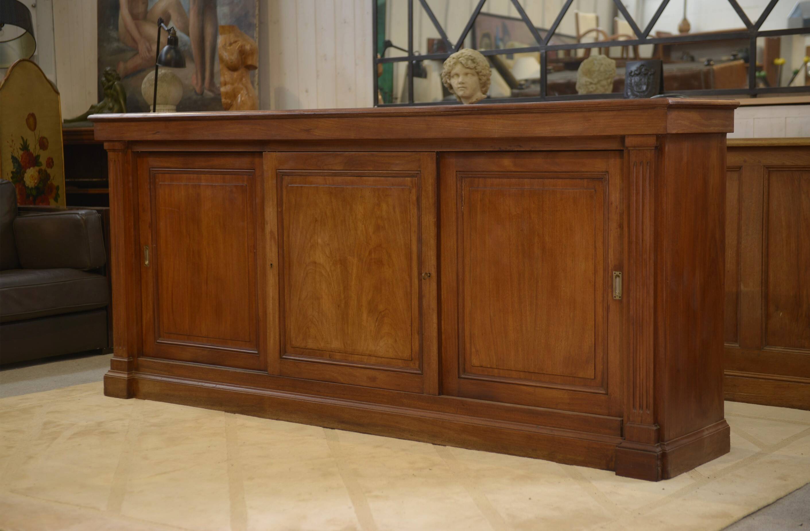 Mahogany workshop furniture with three sliding doors from the 1920s.