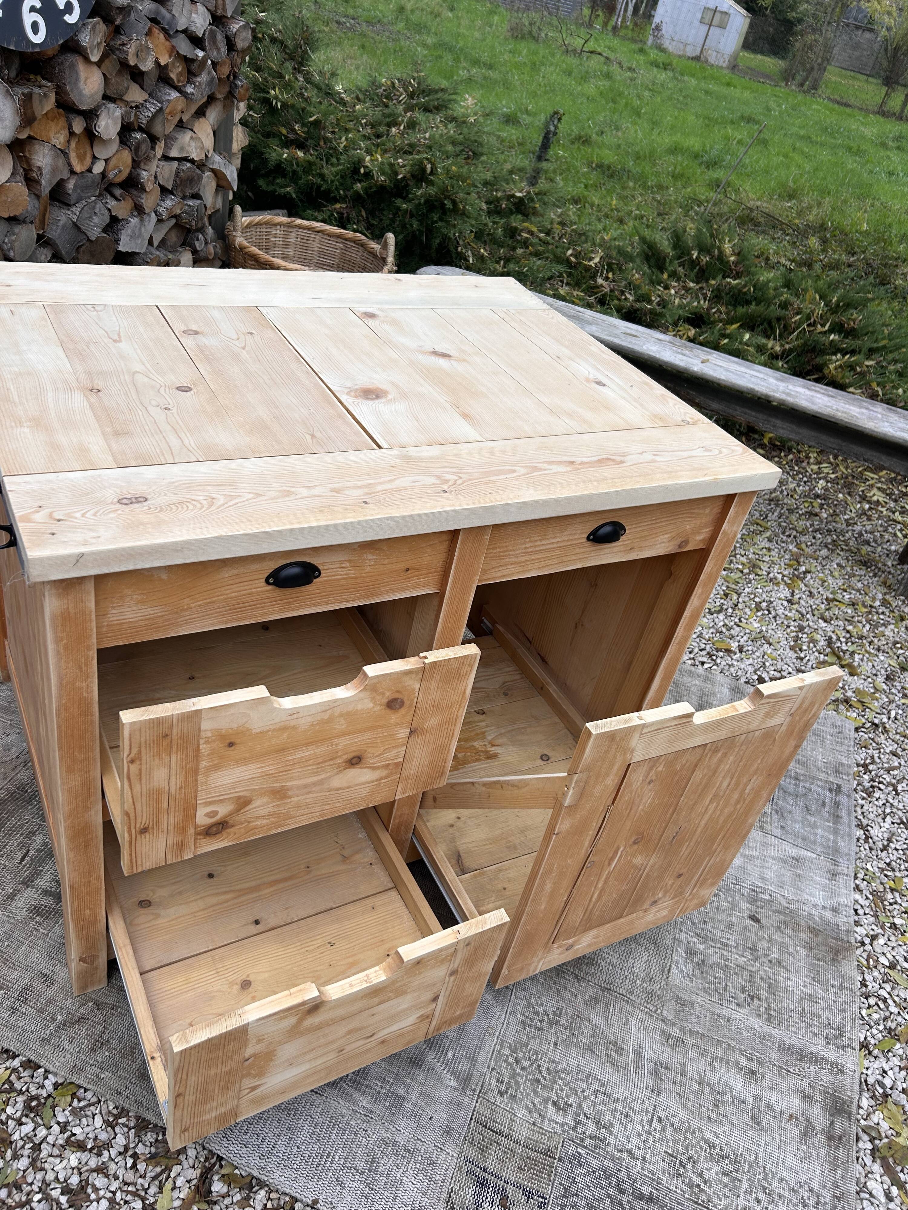 Central island / Saucepan storage unit