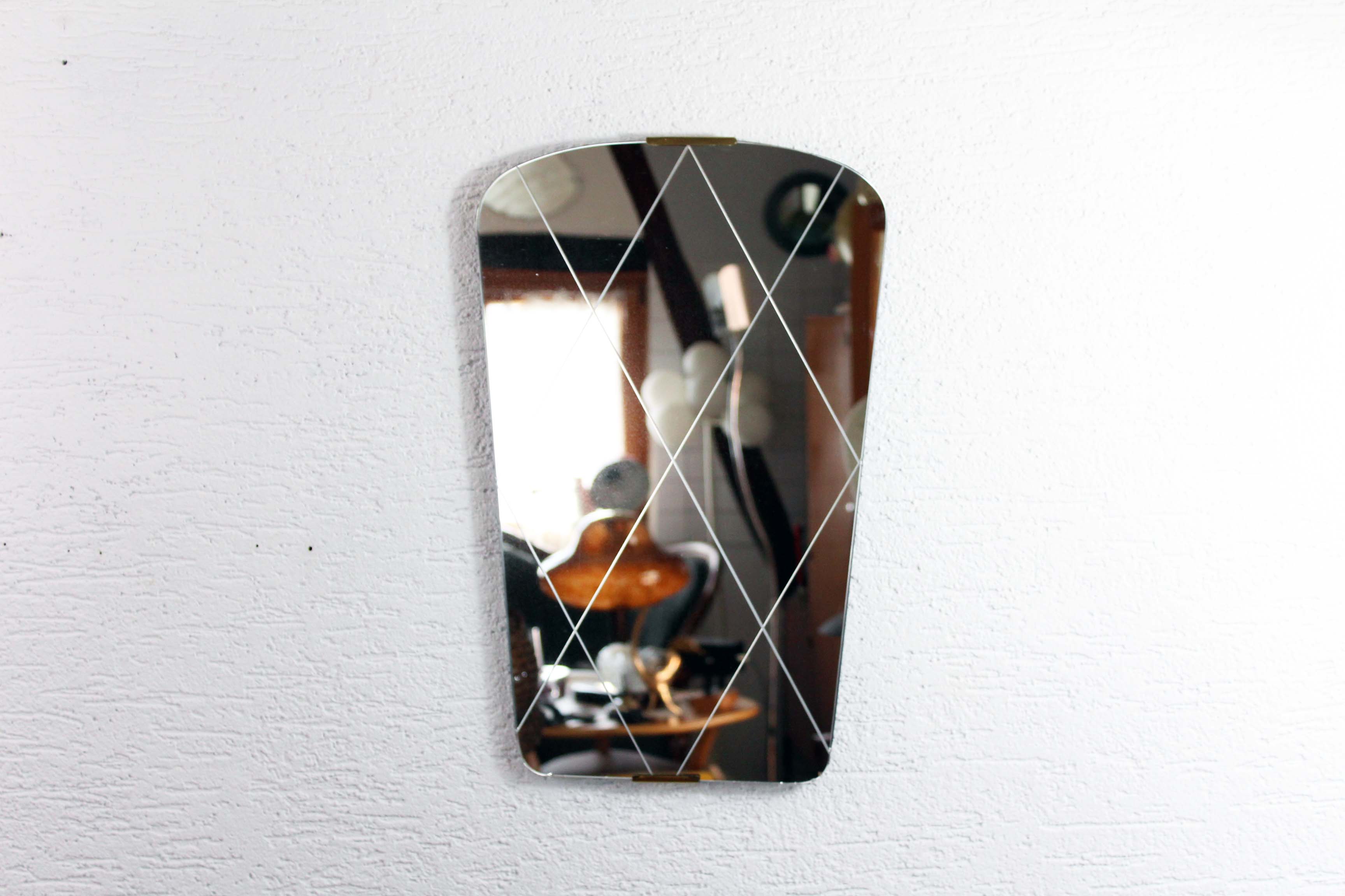Original mirror with its engraved glass diamond pattern 52x33cm