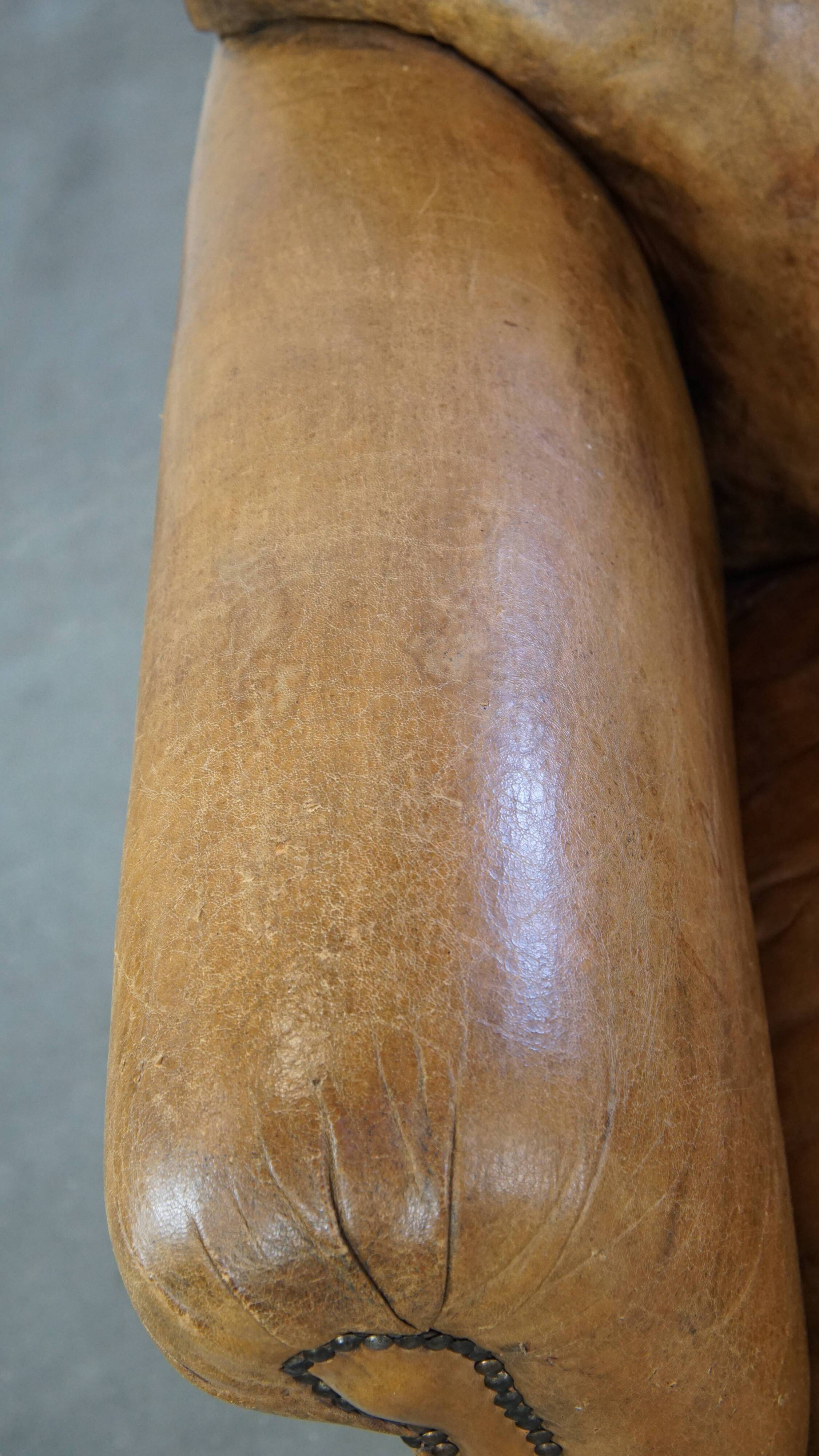 Fauteuil ancien en cuir de mouton
