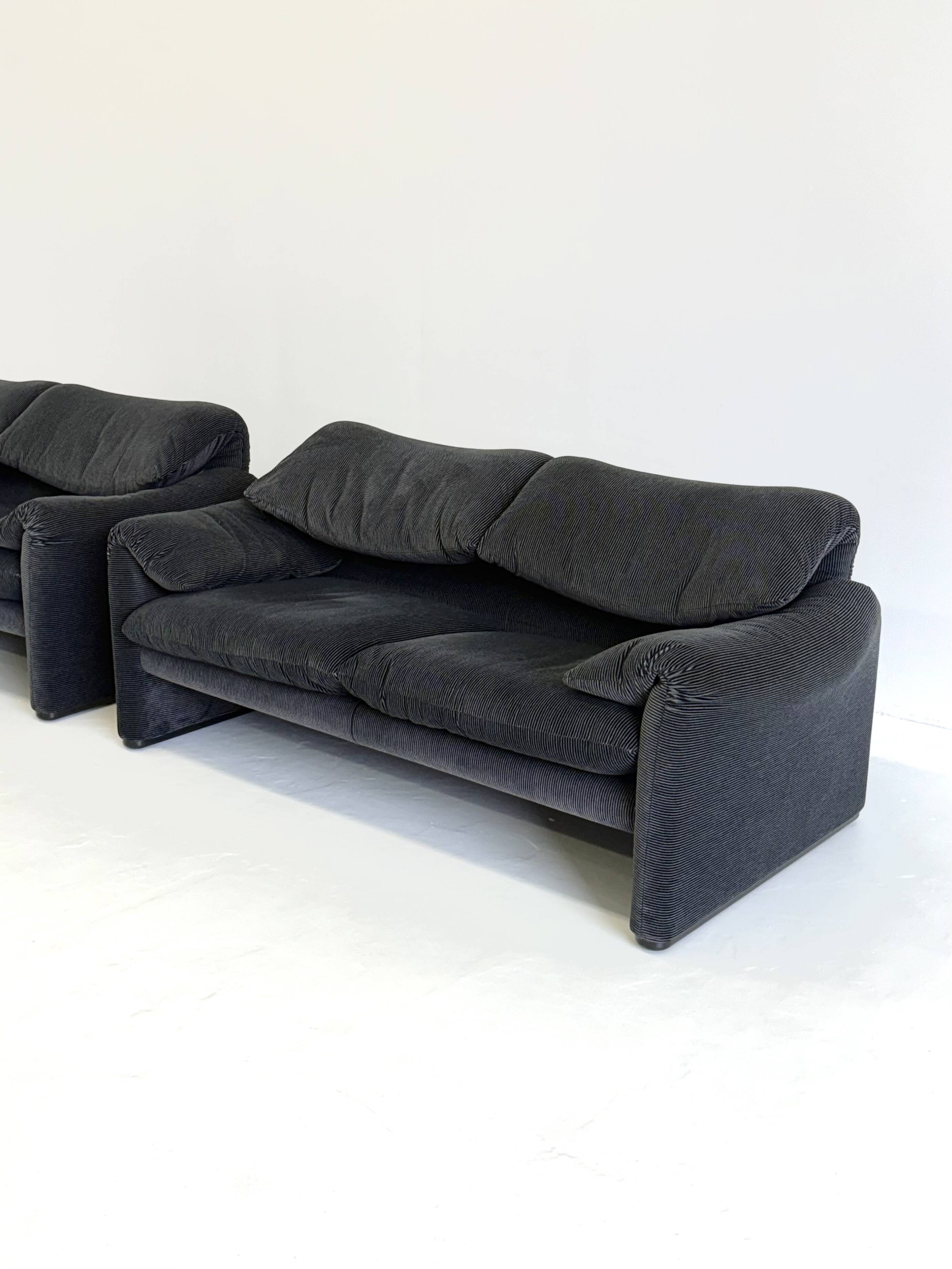 Cassina Maralunga 2 places noir-gris par Vico Magistretti