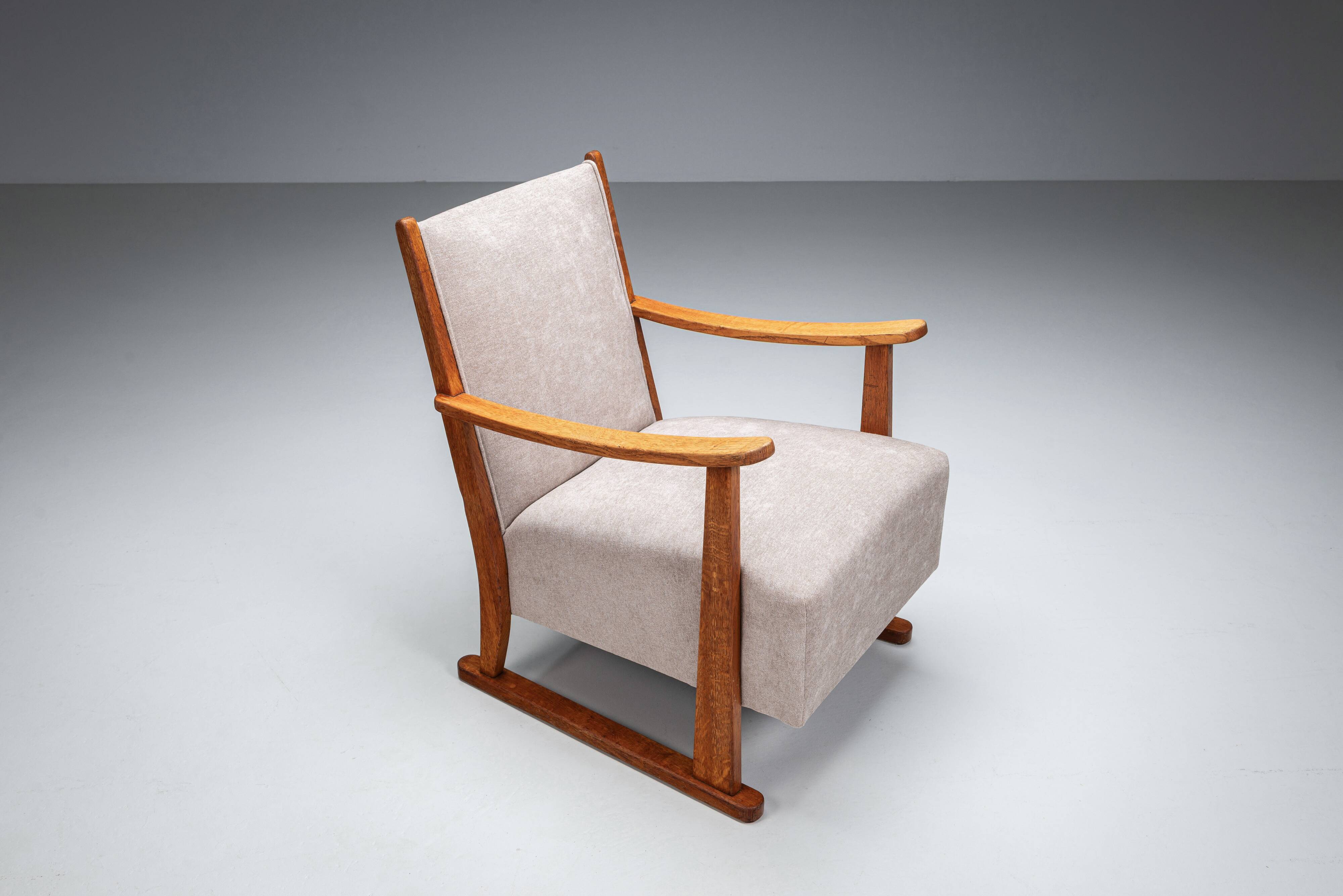 Oak armchair with curved armrests
