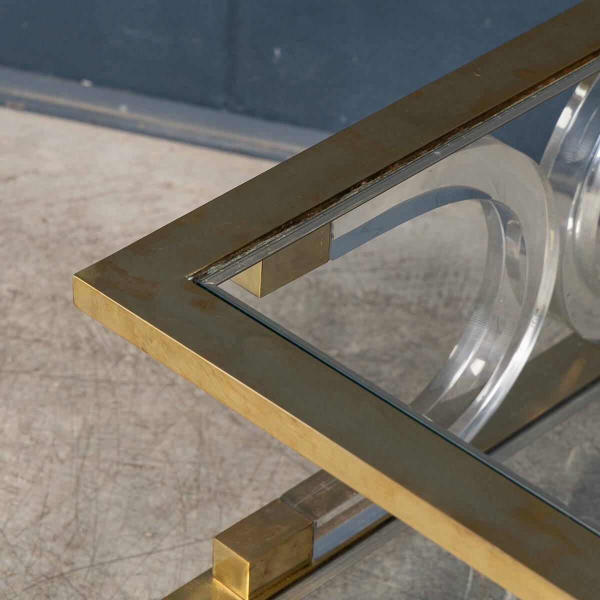 Table basse en verre, laiton et Perspex de style Hollywood Regency italien des années 1980.