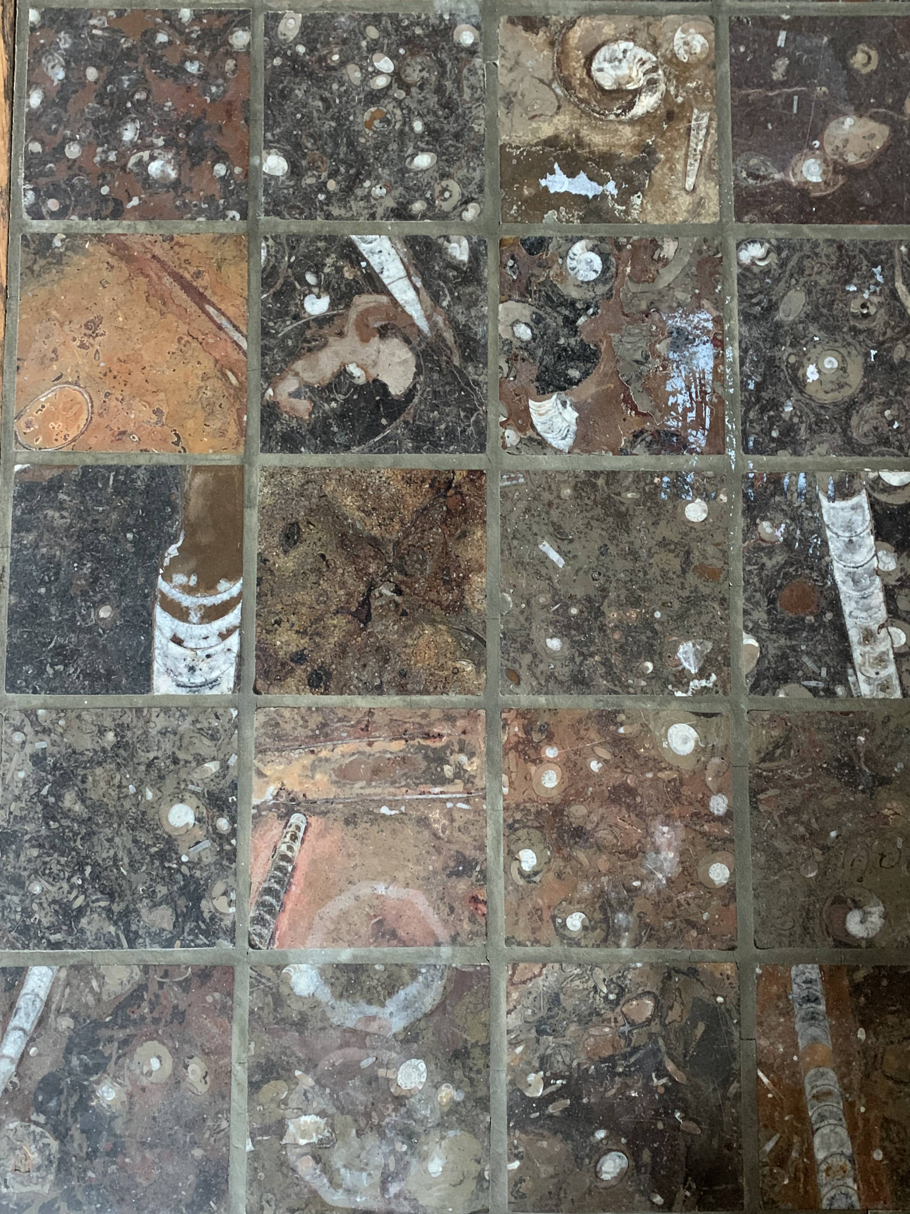 Table basse brutaliste en chêne massif et marbre, années 70