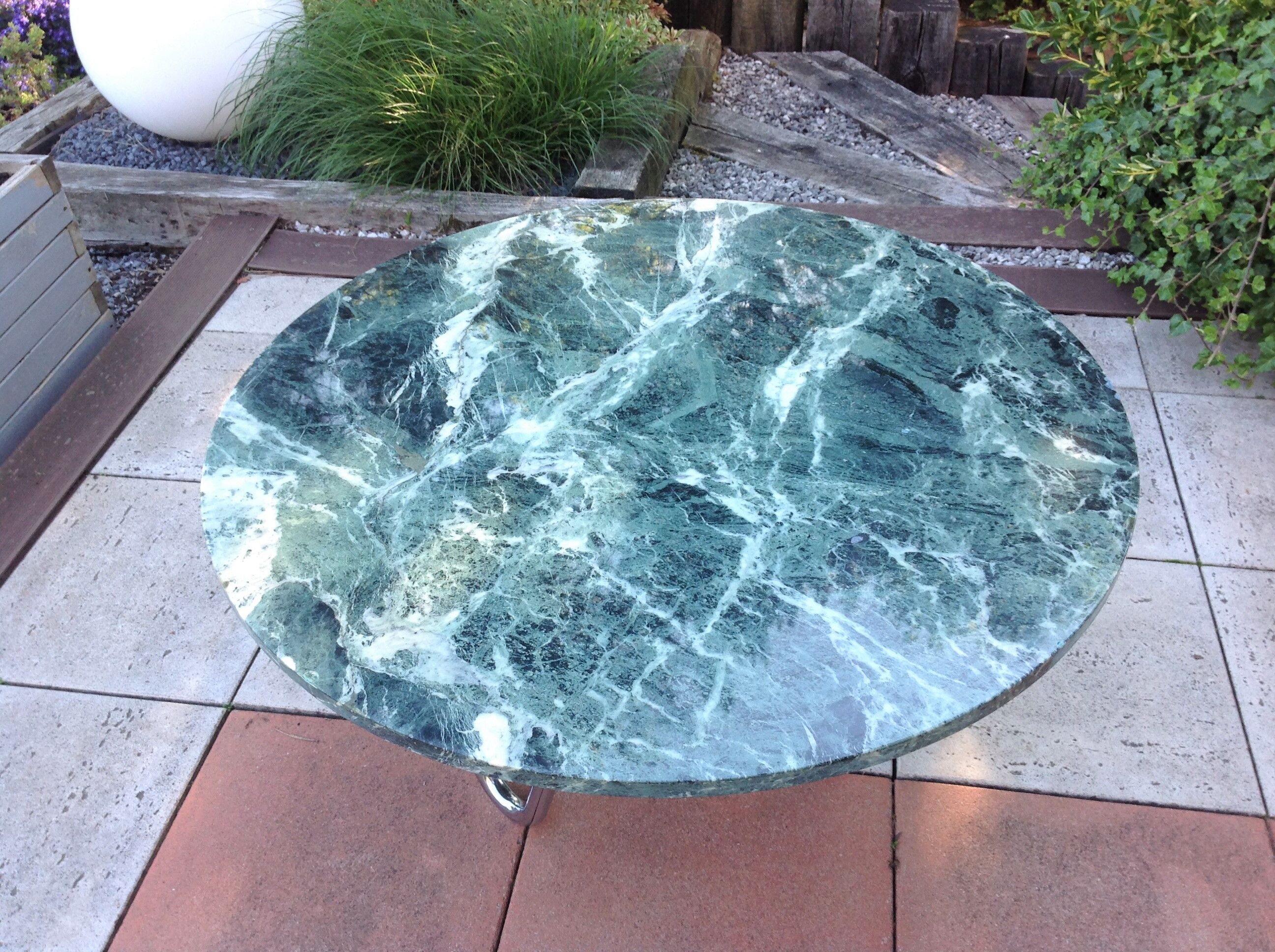 Round coffee table in green marble and chrome / vintage base 60s-70s