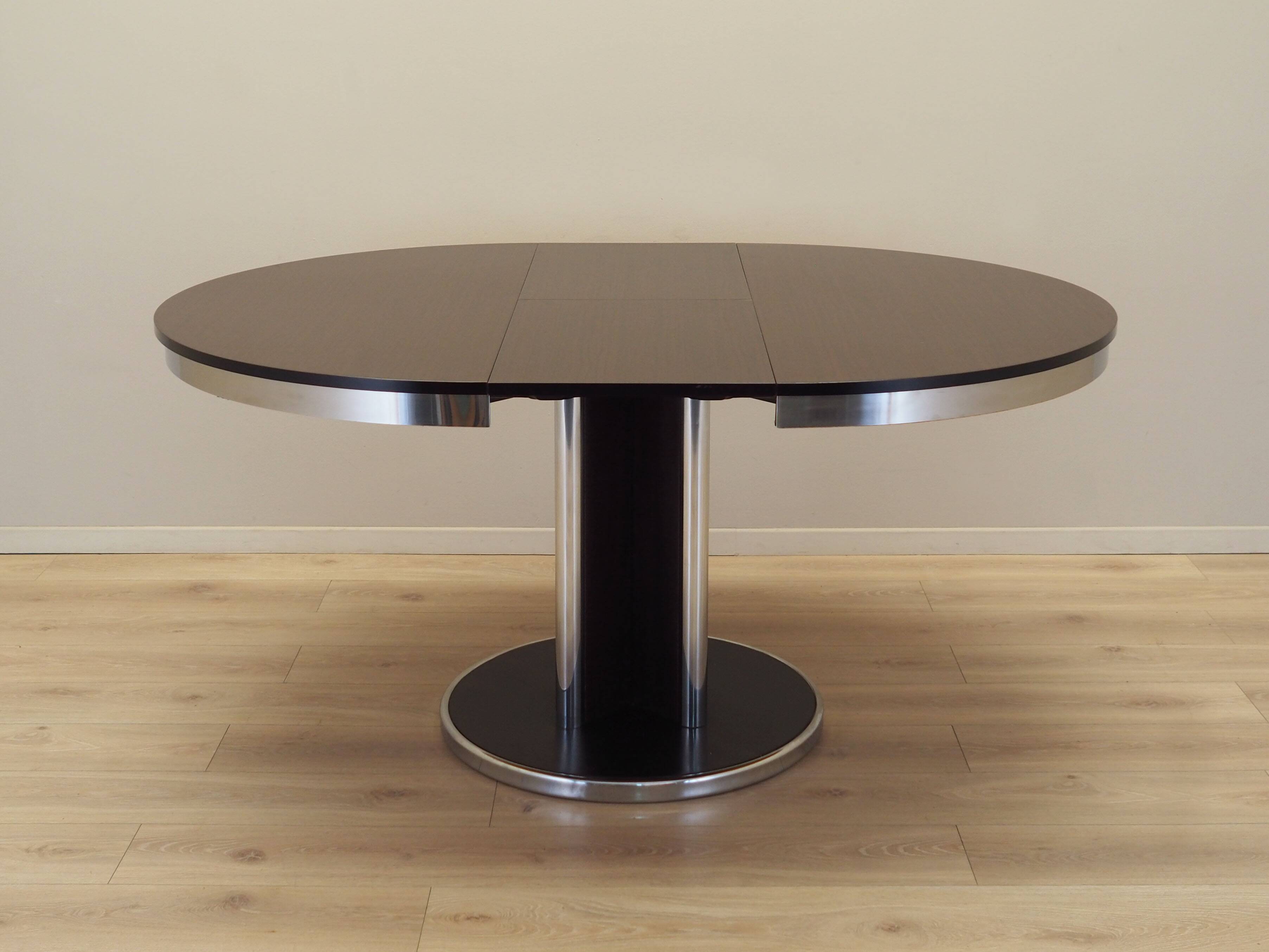 Extendable round table, Italy, 1970s