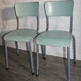 2 anciennes chaises d'école en métal et bois