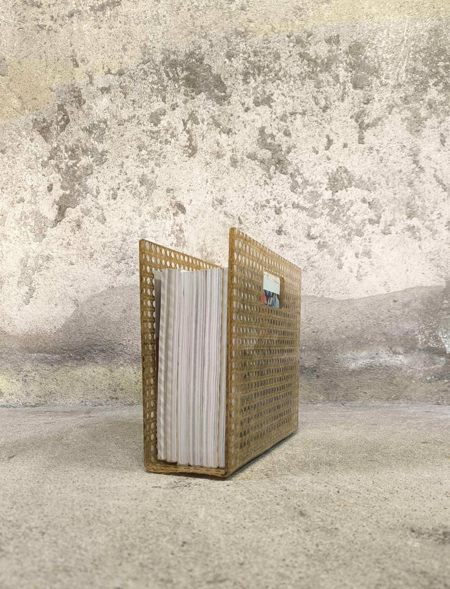 Porte-revues vintage en plexiglas et cannage