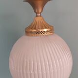 Lustre boule opaline dentelée en verre et laiton