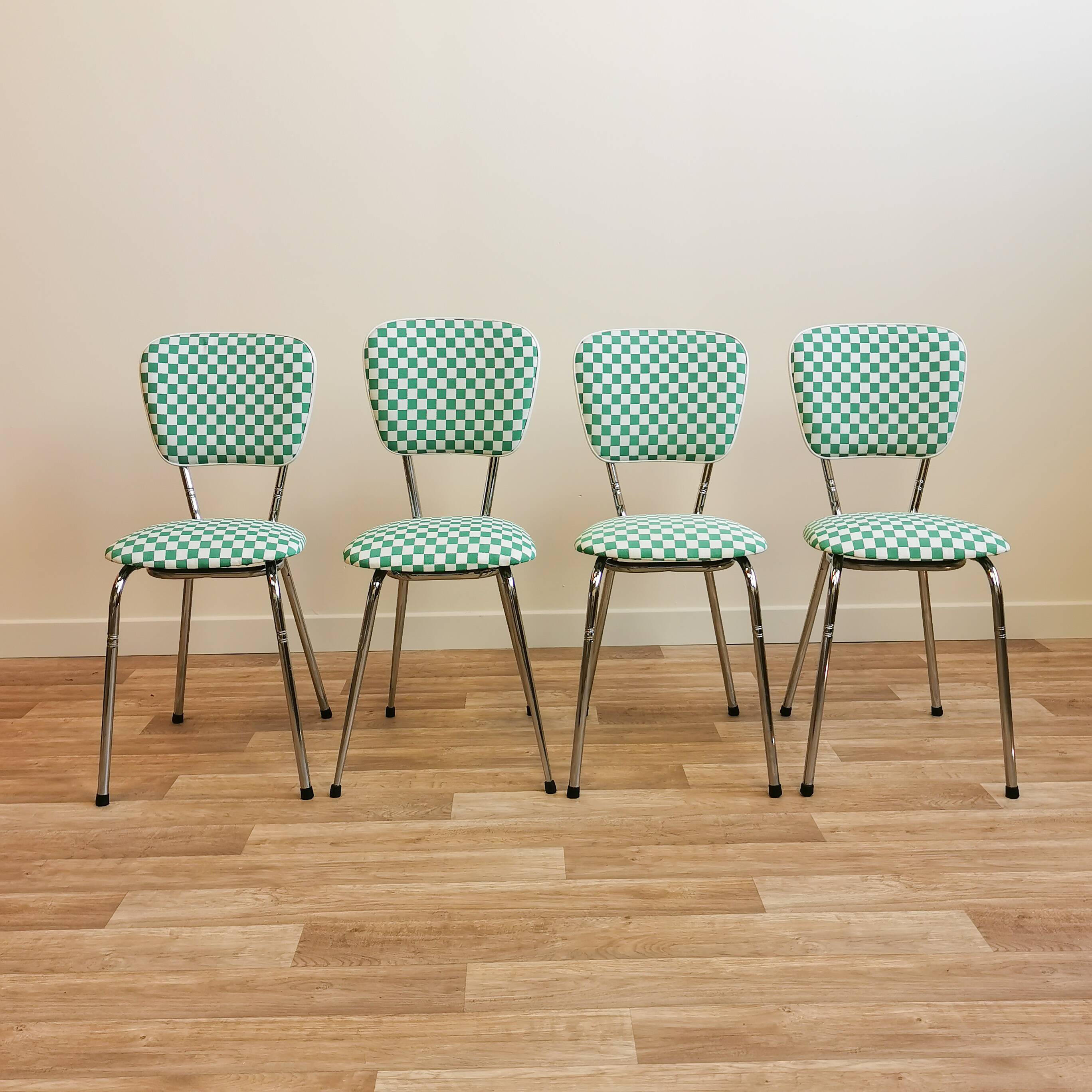 4 chaises vintage retapissées en tissu damier