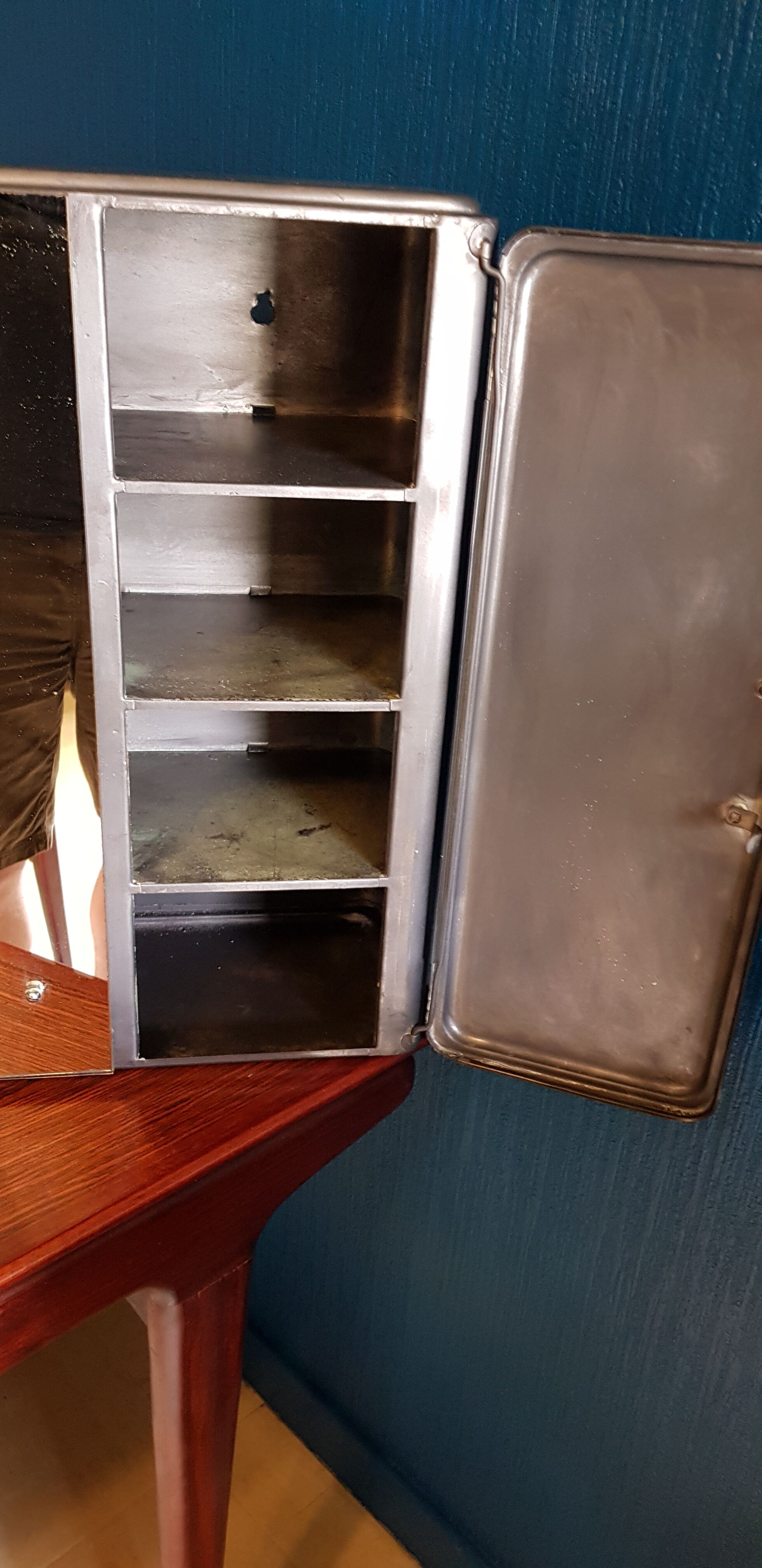 Medicine cabinet in waxed steel