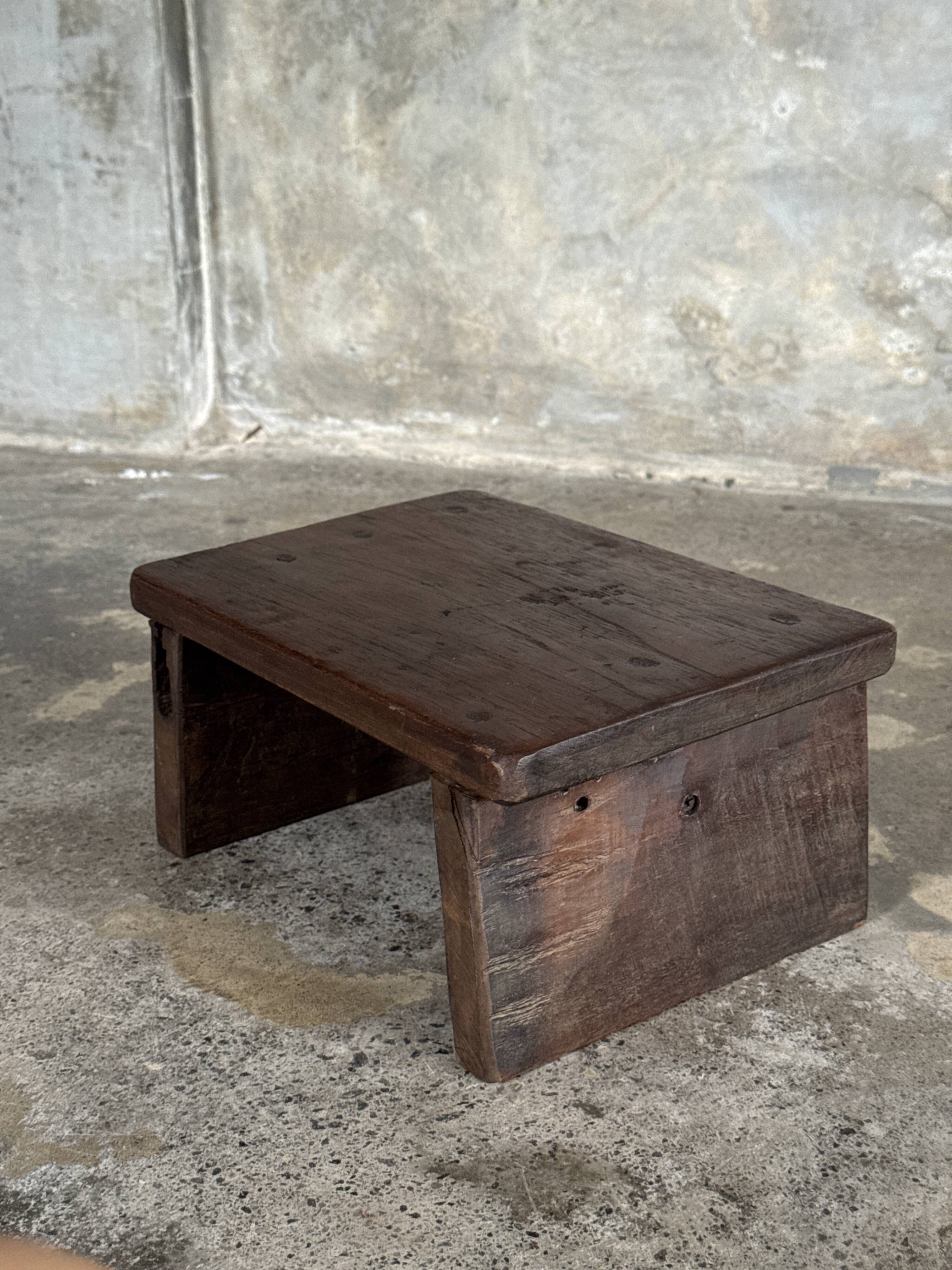Small auxiliary stool in upcycled teak with traces of green chrome on the leg.