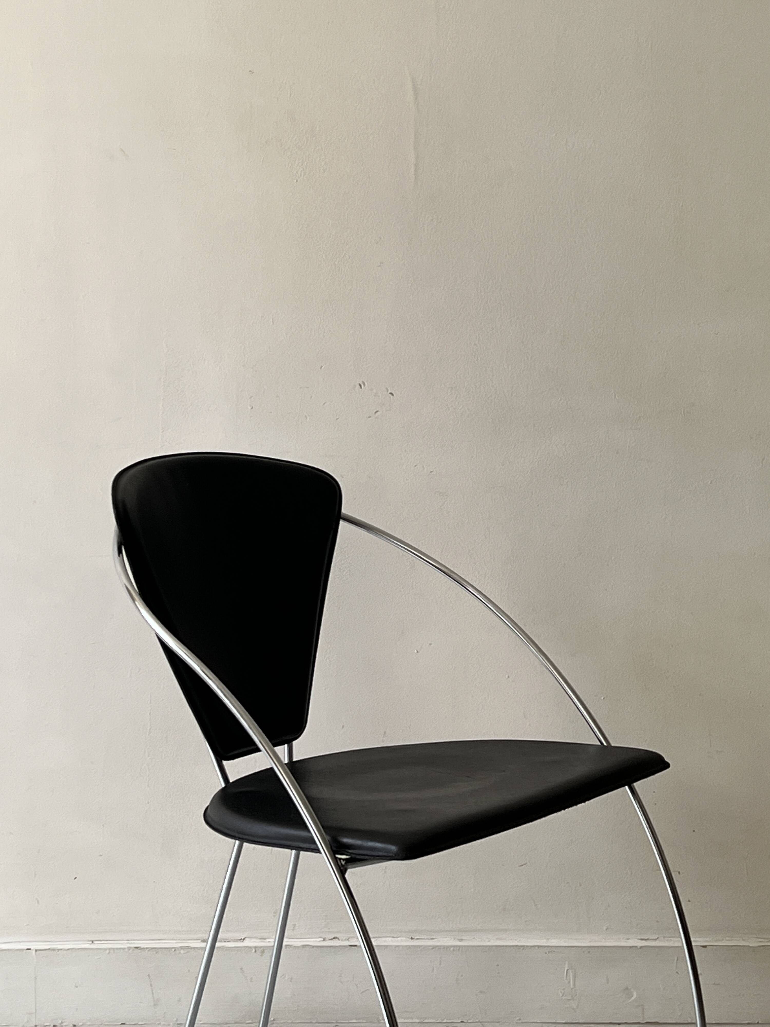 Cantilever wire chair in metal and black leather - Linda de Arrben, Italy 80