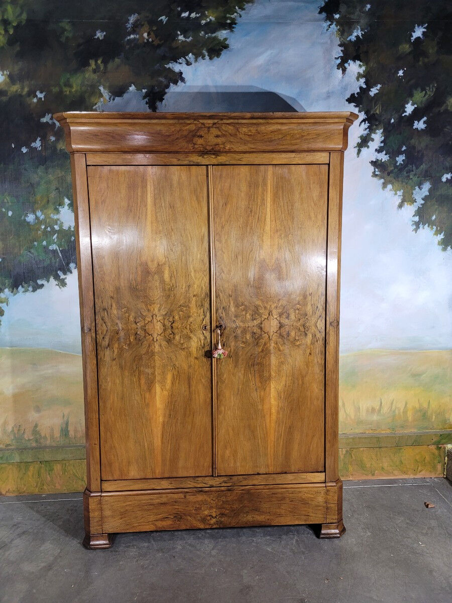 Armoire époque Louis Philippe en noyer