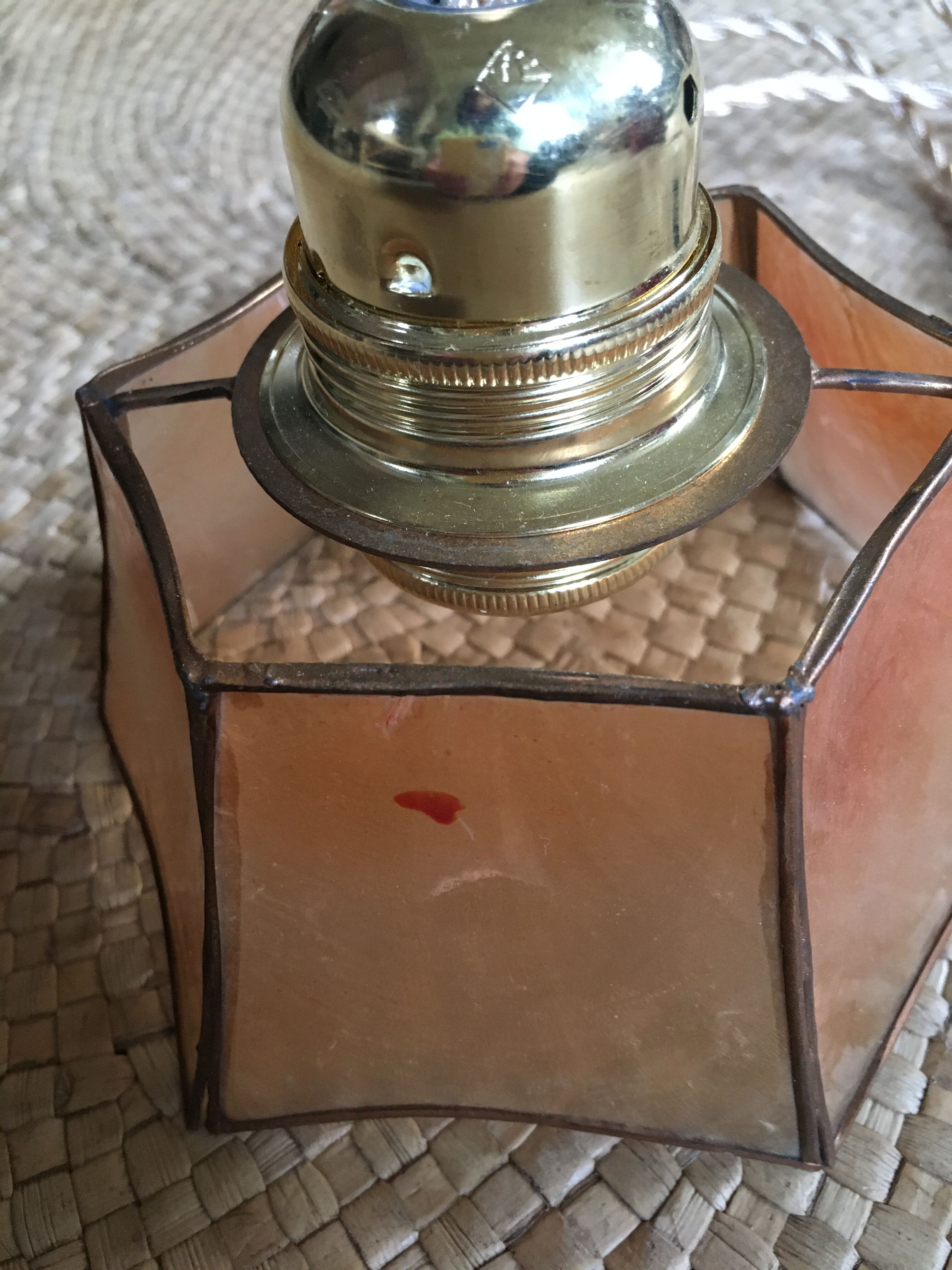 Mother-of-pearl hand lamp