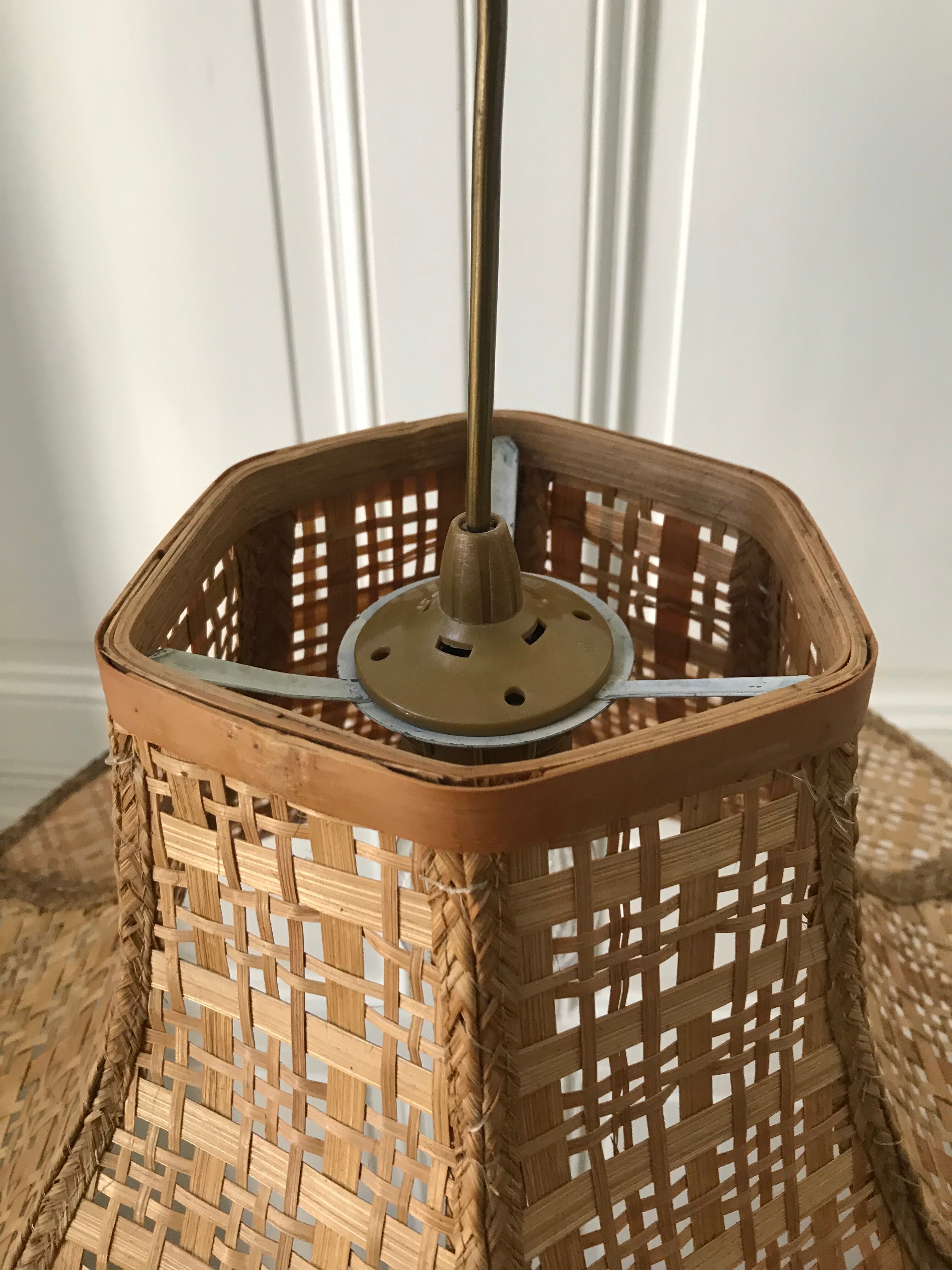 Vintage suspension in cannage