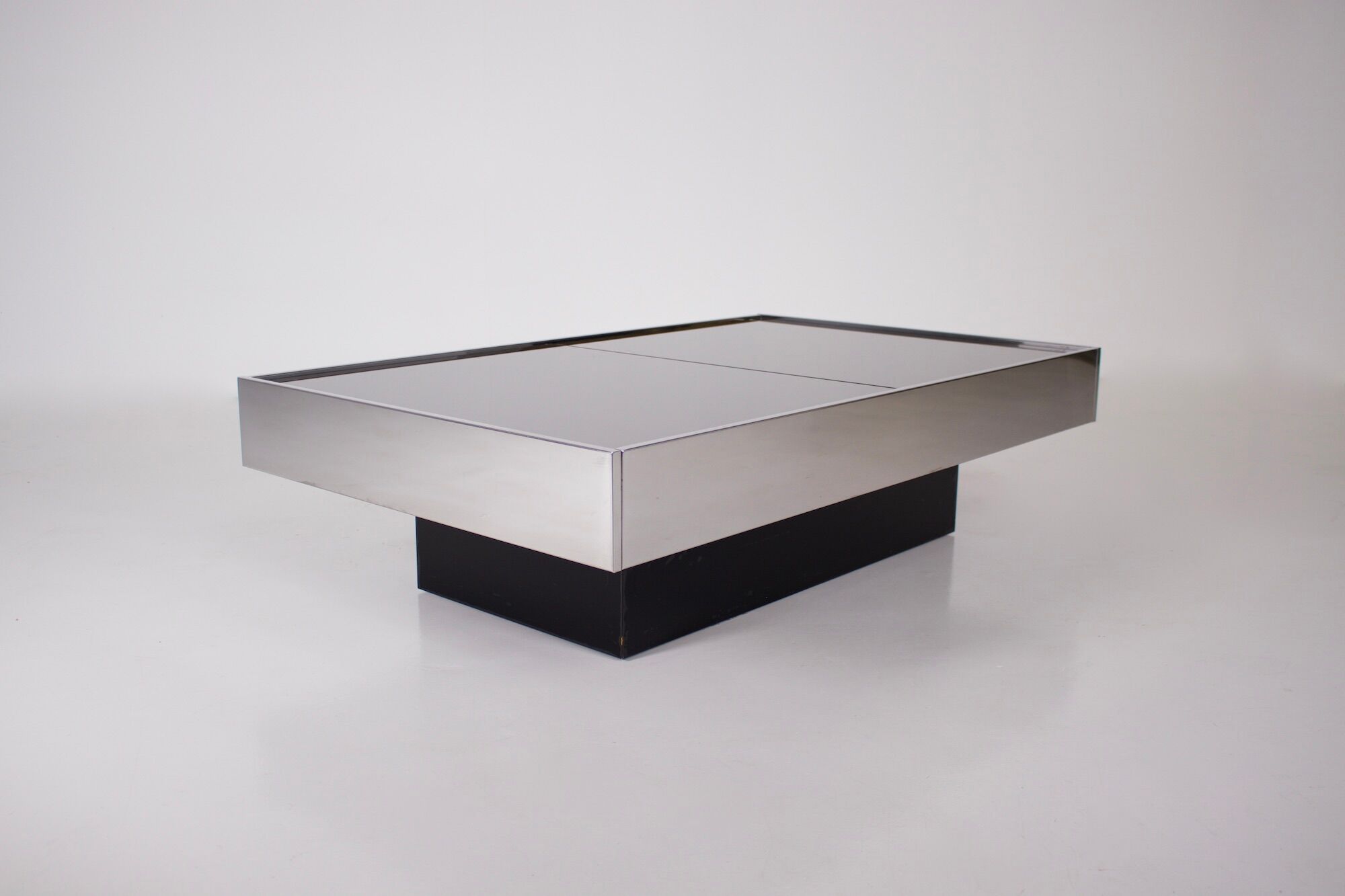 Opening coffee table in bar, Rizzo & Cidue 1970.