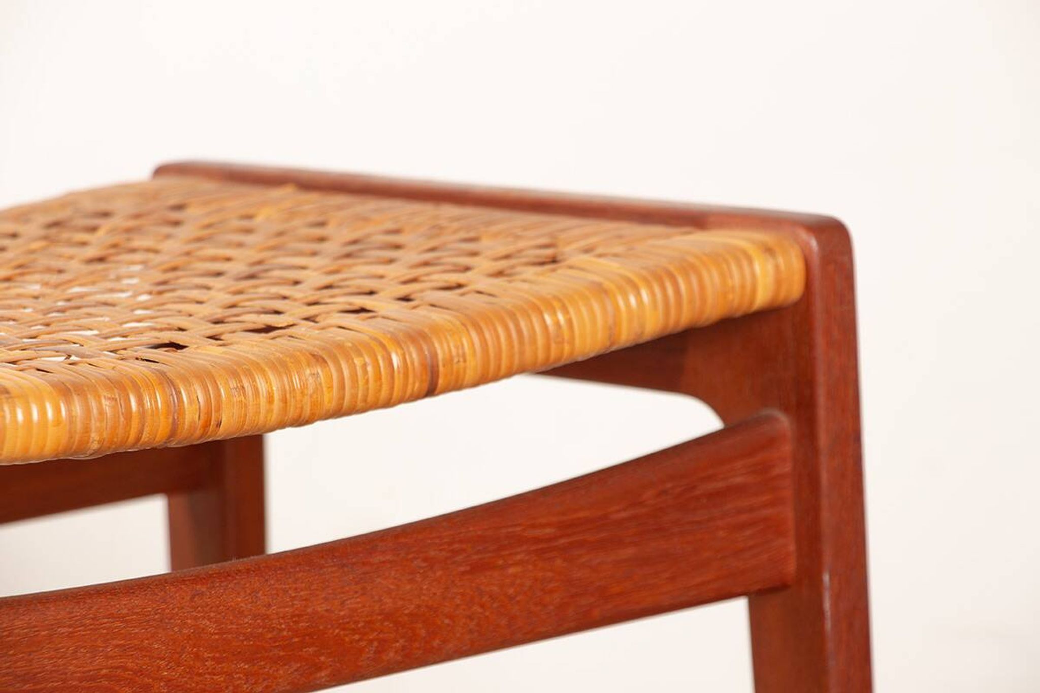 Paire de tabourets Danois en Teck et Cannage par Peter Hvidt 1960.
