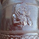 Cache- pot en grés vernissé avec 4 médaillons en relief.