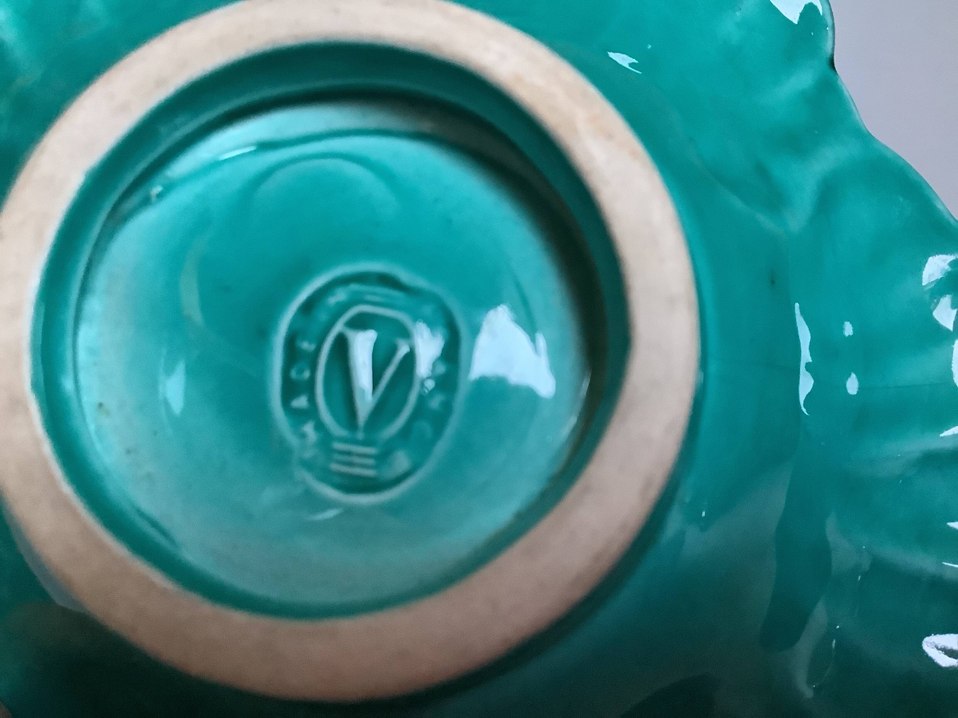 Leaf-shaped earthenware ring holder