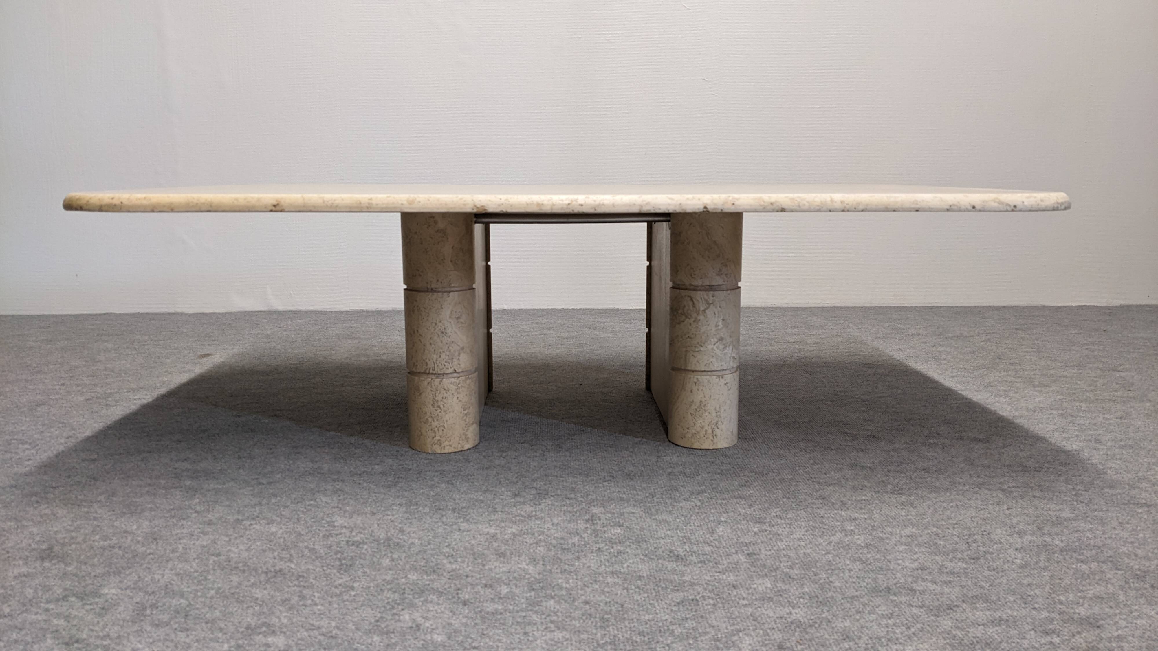 Table basse minimaliste en travertin, Italie vers 1970