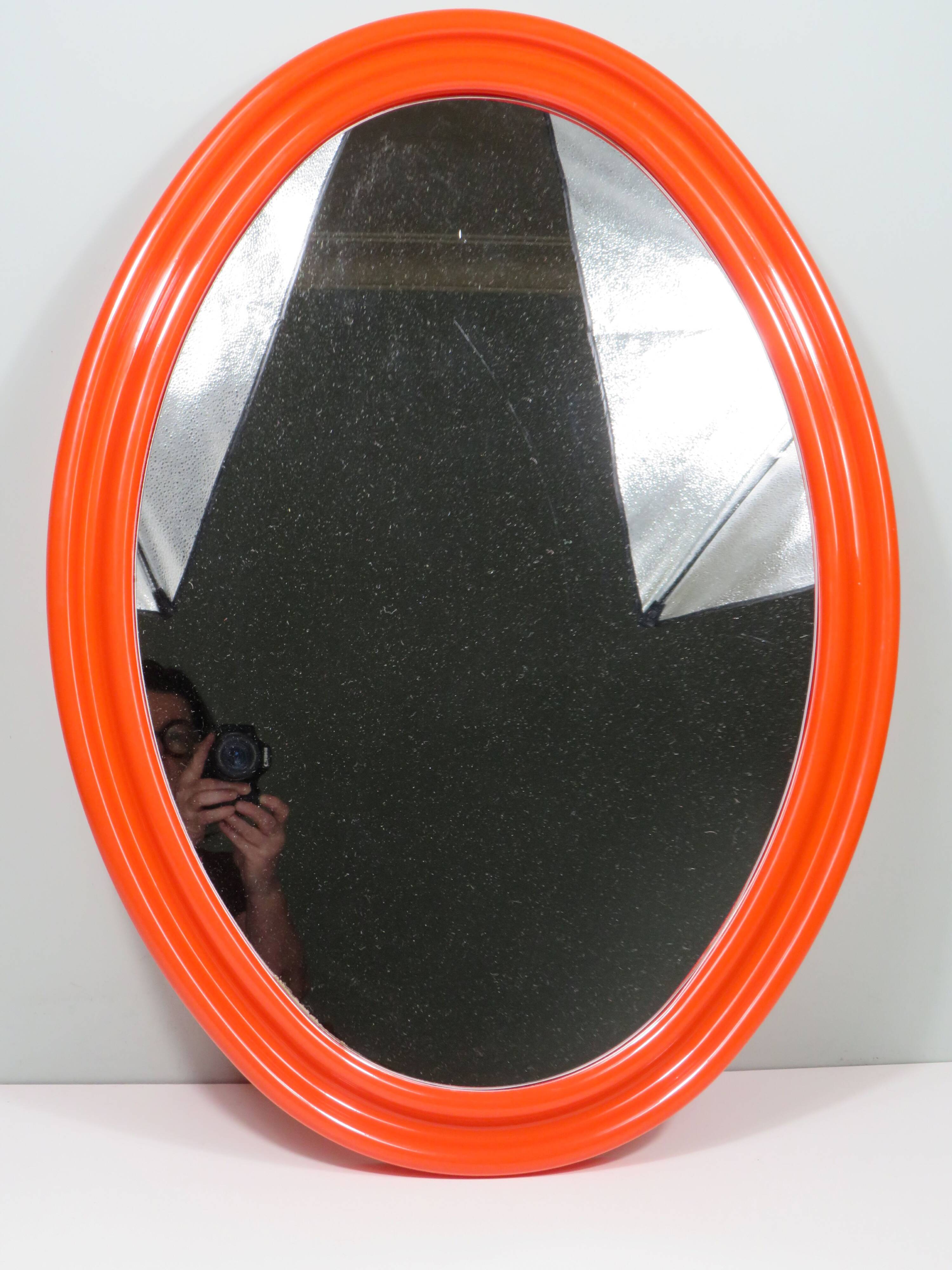 Grand miroir ovale orange Space Age années 1960
