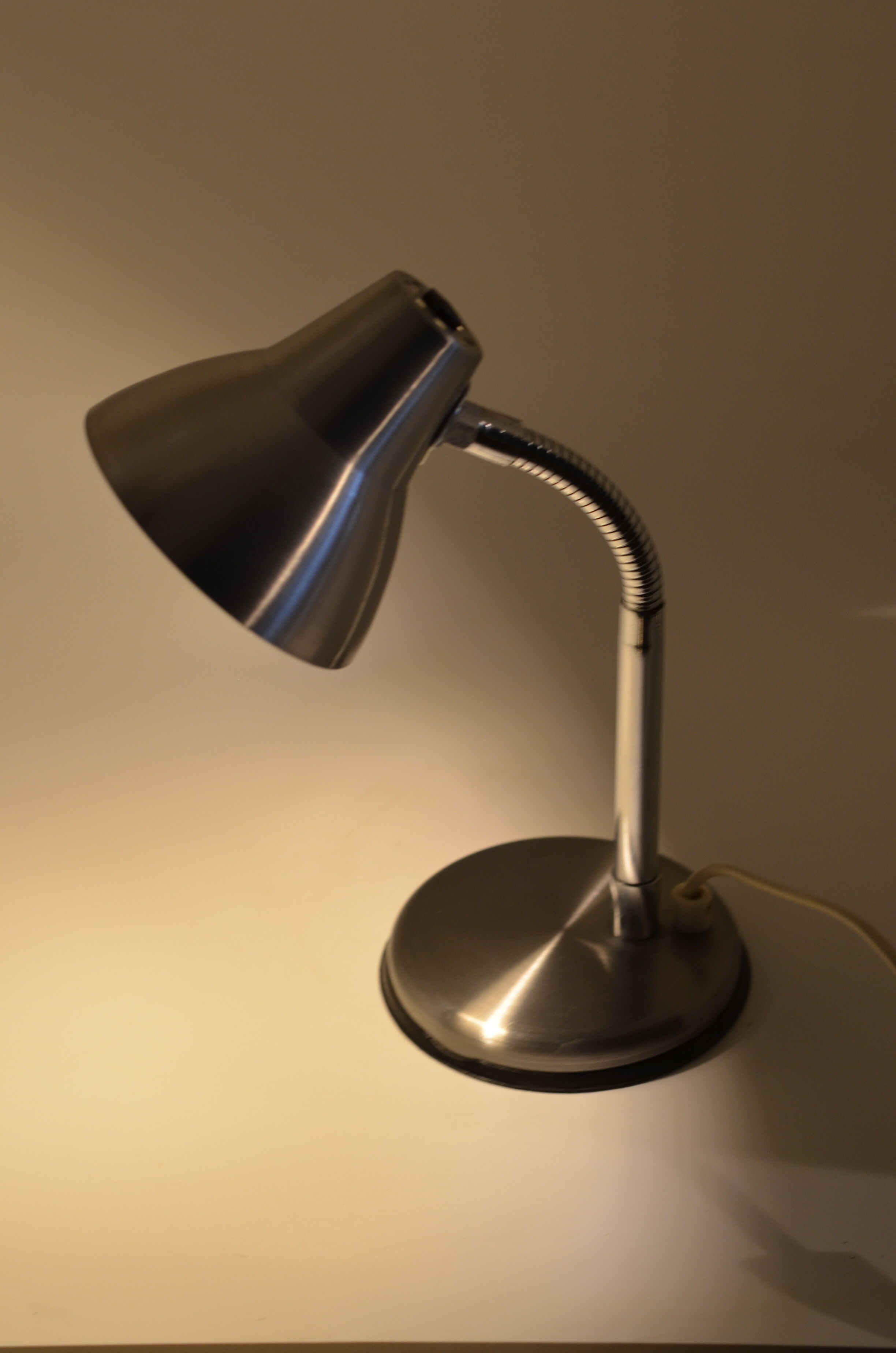 Articulated desk lamp
