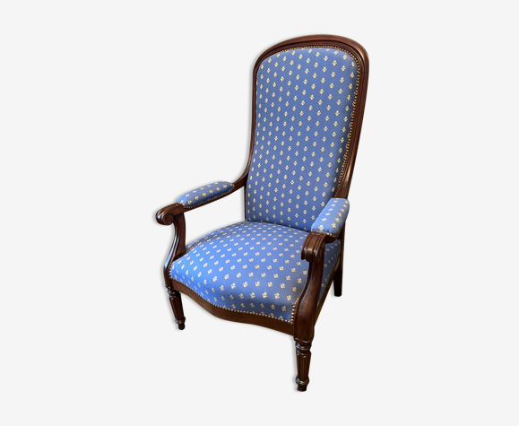 Fauteuil voltaire bleu avec fleur de lys