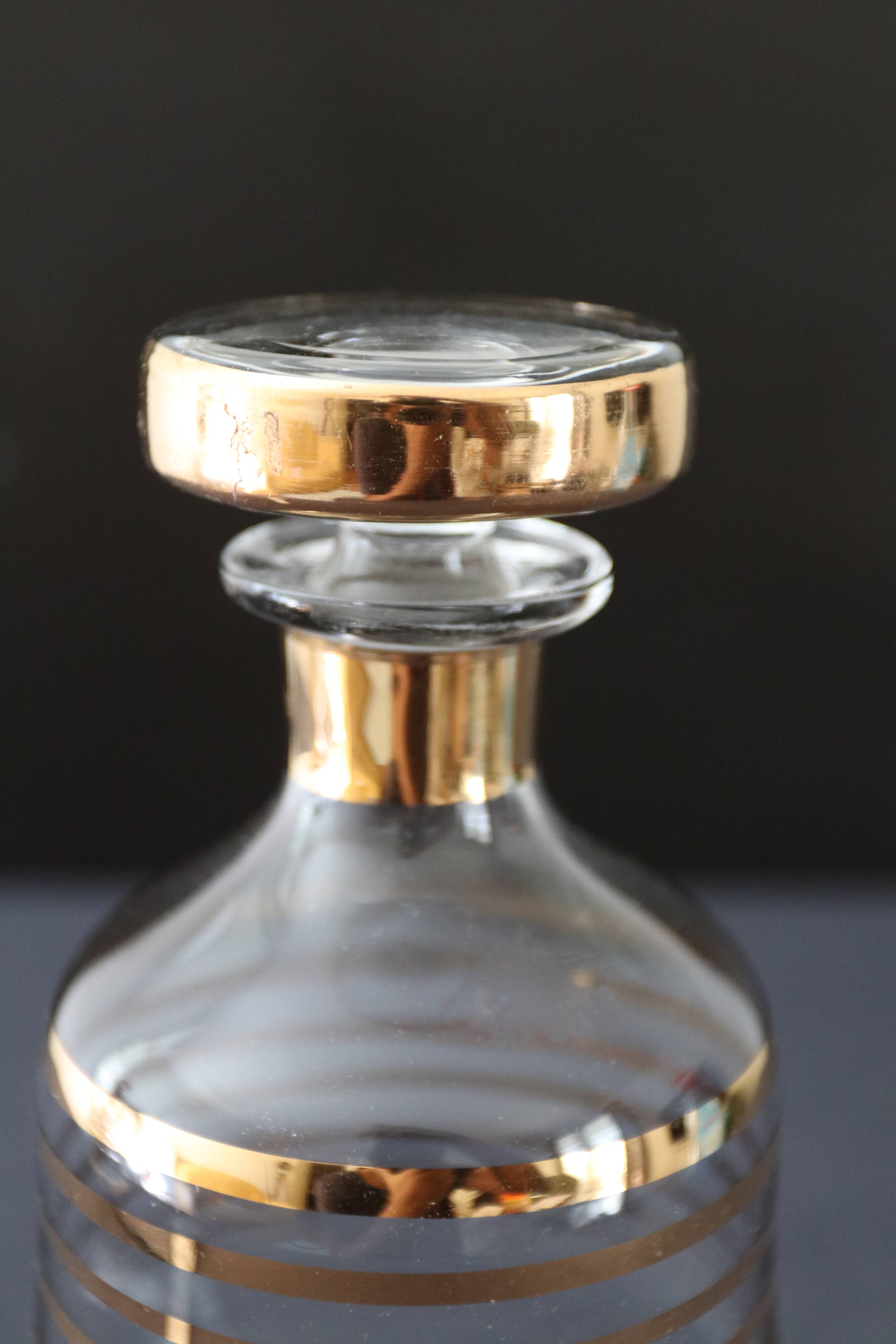 Glass liquor carafe decorated with gilded borders