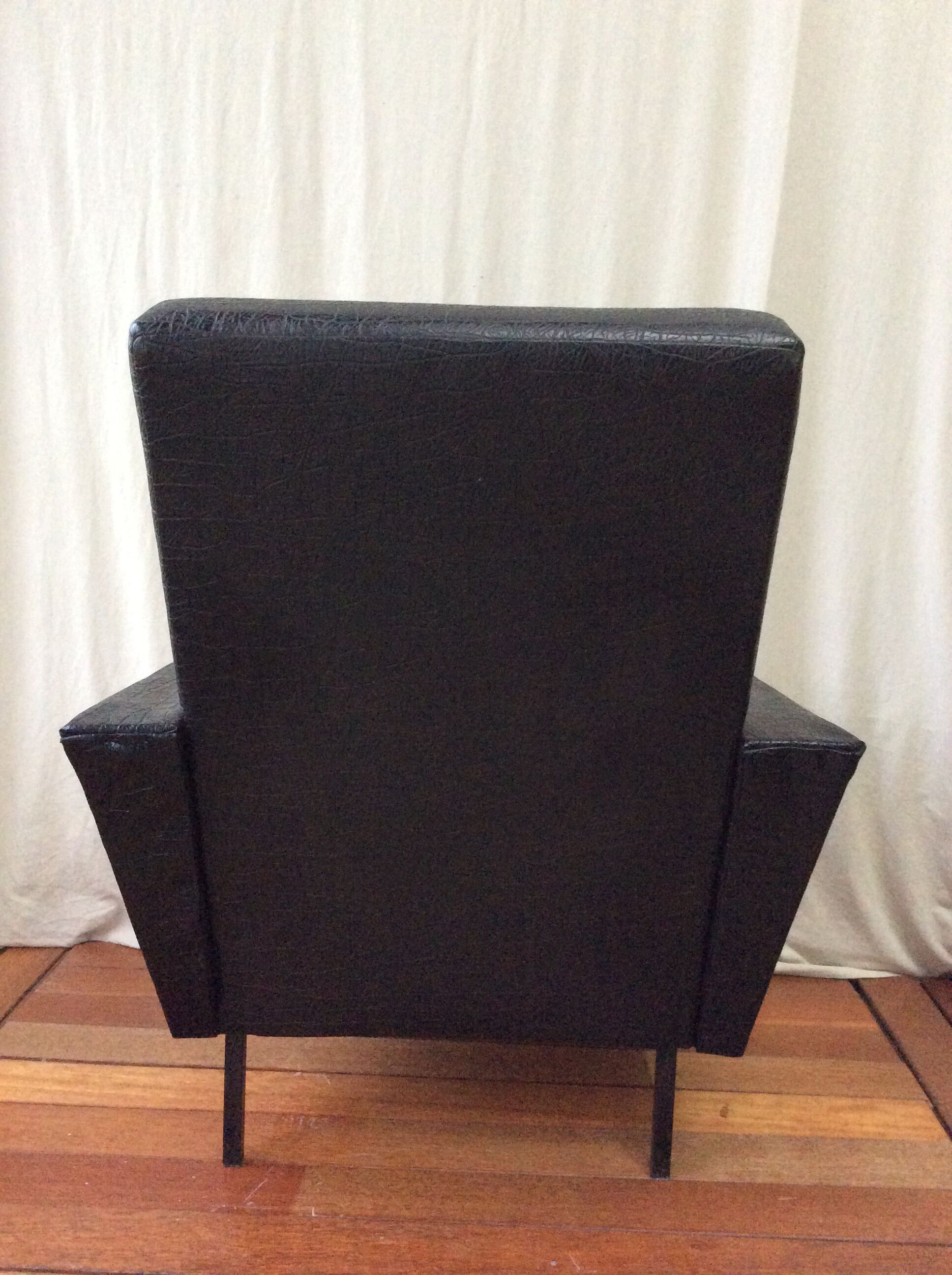 Fauteuil en Skaï noir vintage 50/60
