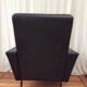 Fauteuil en Skaï noir vintage 50/60