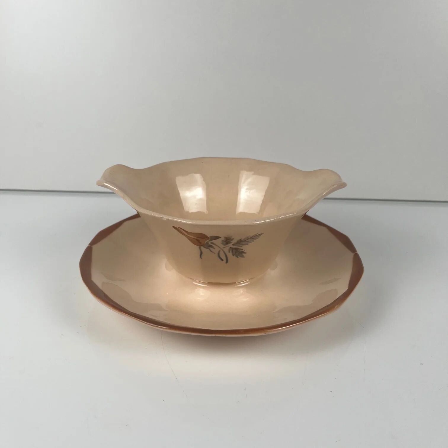 Digoin - Sarreguemines sauce boat, rose pattern, first half of the 20th century.