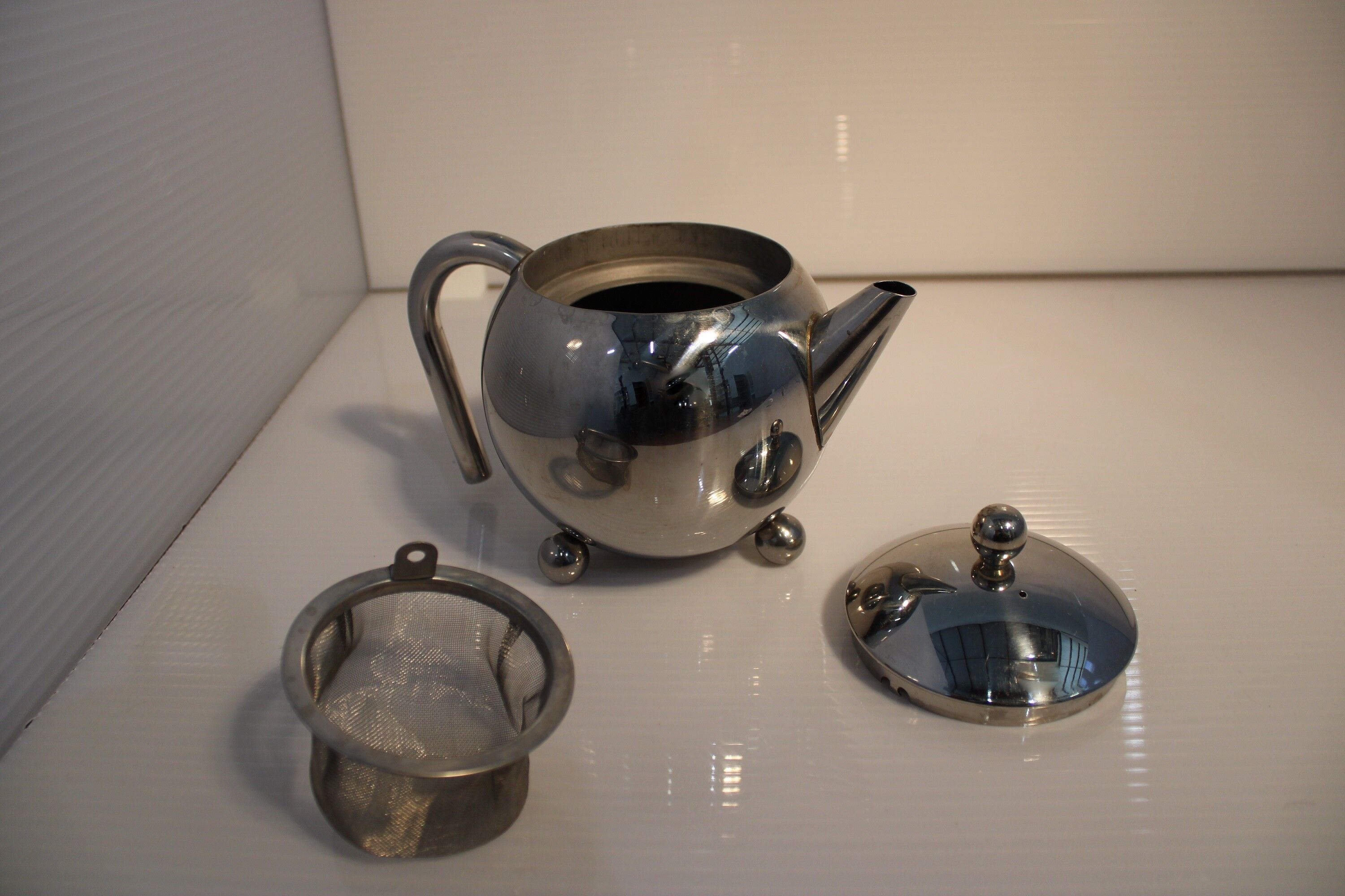 Stainless steel teapot with filter