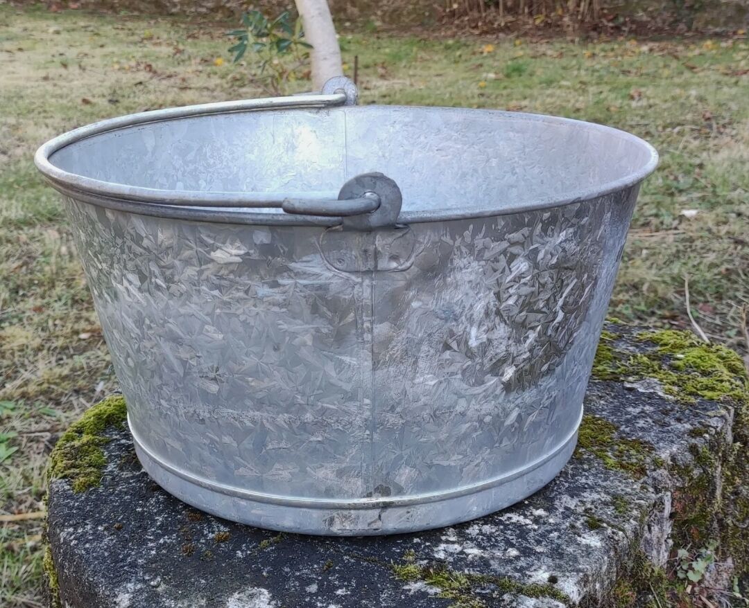 Old galvanized steel basin/vintage garden