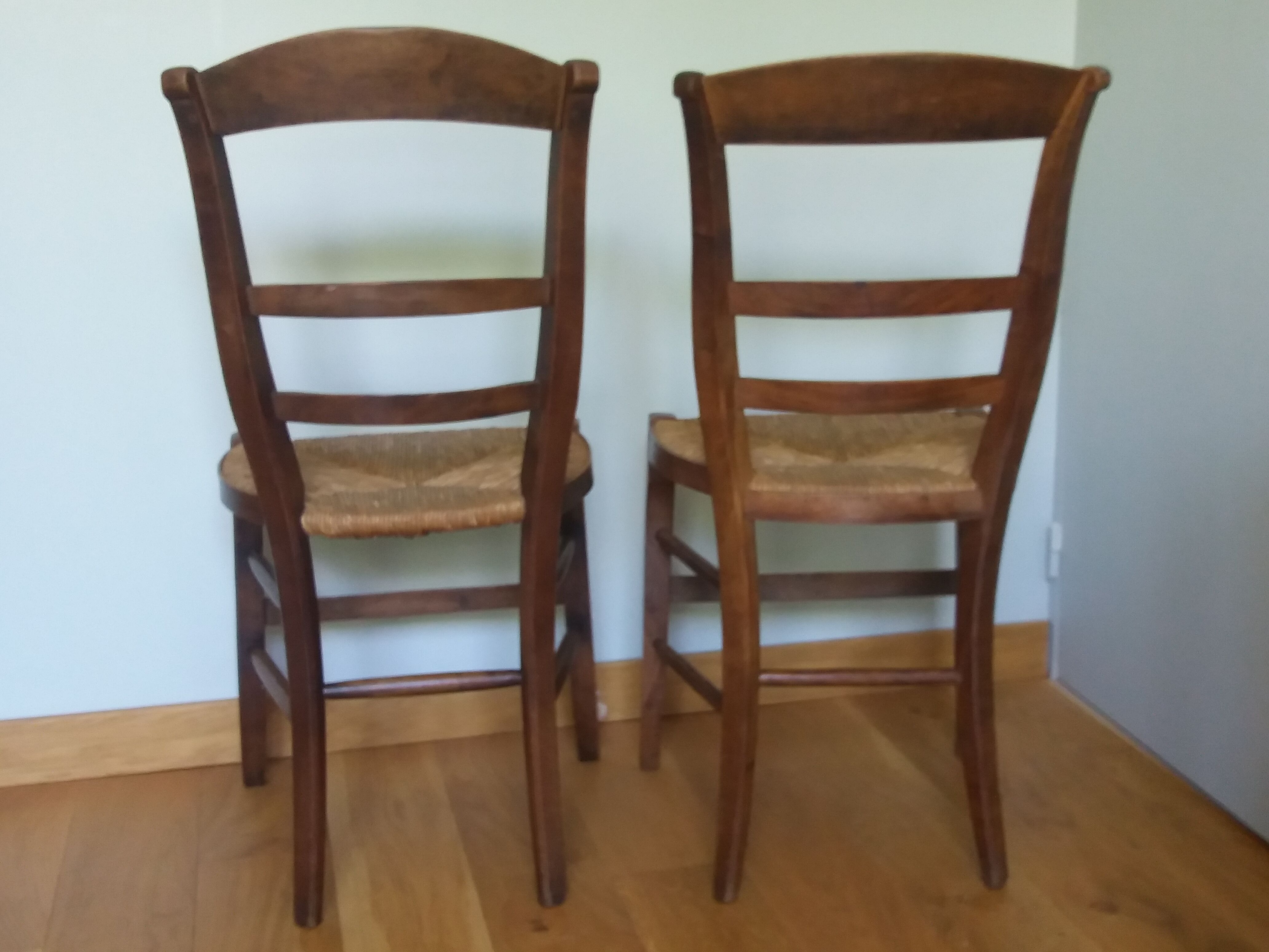 2 antique mulched chairs